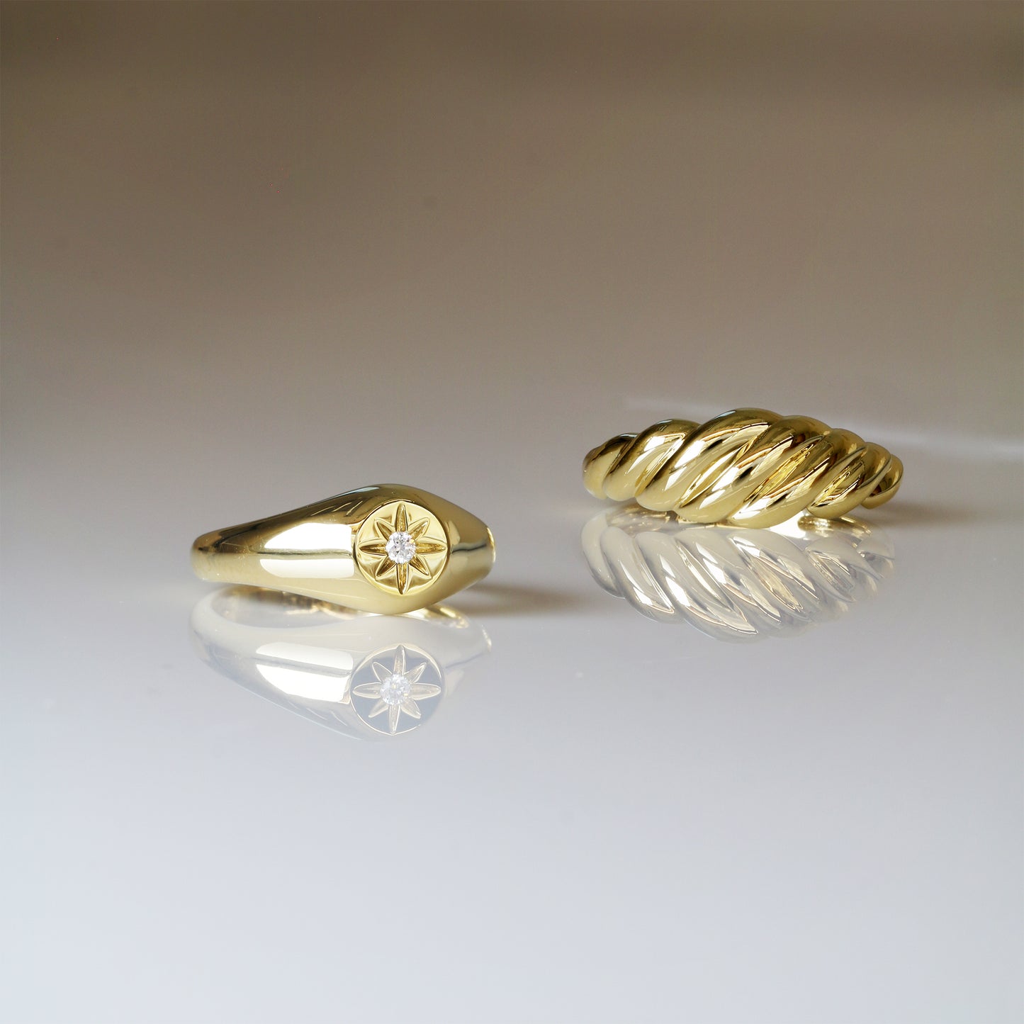 18k 黃金牛角包戒指 18k Yellow Gold Colette Croissant Ring 18K黃金星芒印戒 18k Yellow Gold Lumiere Signet Ring 18K黃金星芒印戒 18k Yellow Gold Lumiere Signet Ring