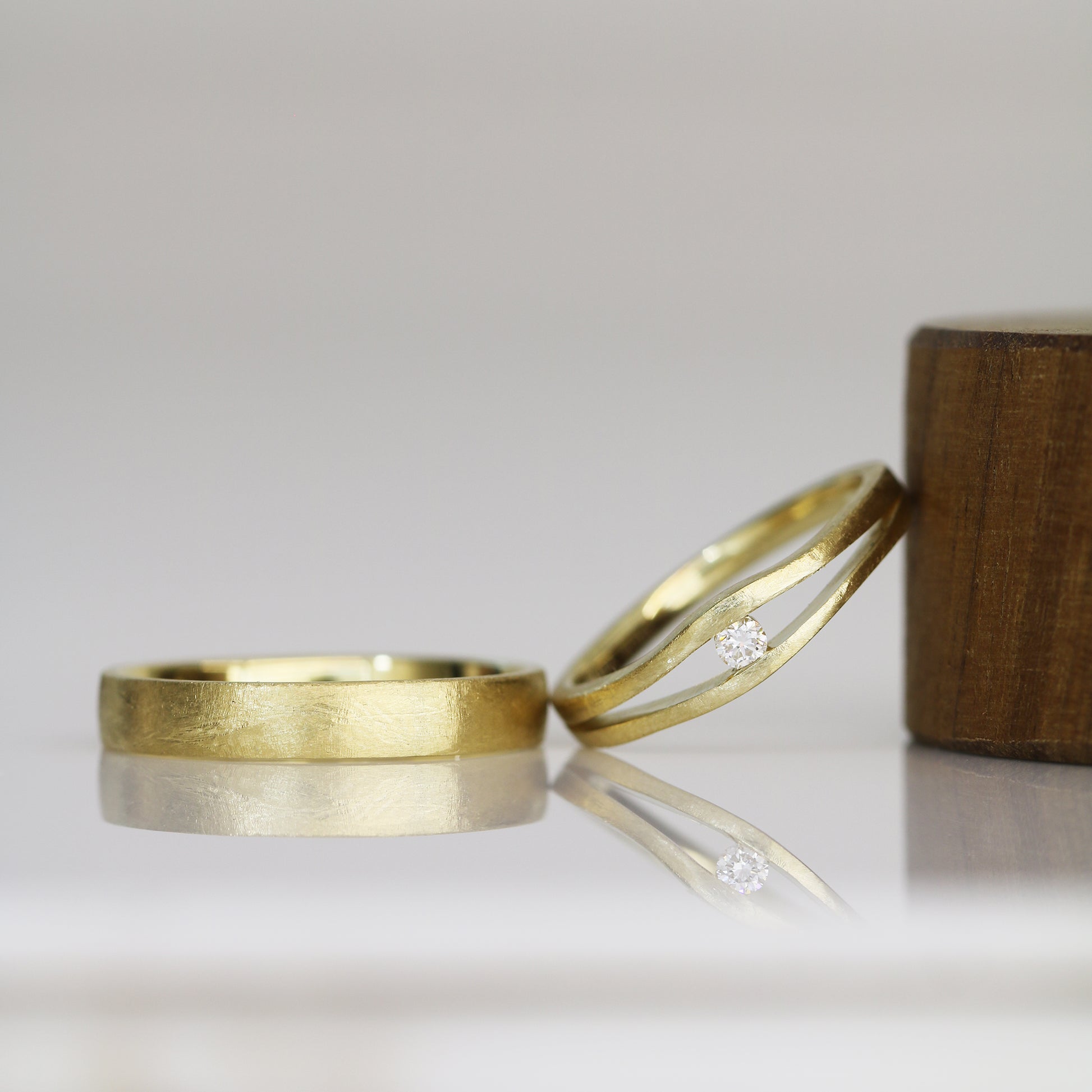 To The Moon and Back Wedding Rings (Brushed Finish Wedding Bands)
結婚對戒/情侶對戒
18K復古手工拉絲工藝系列