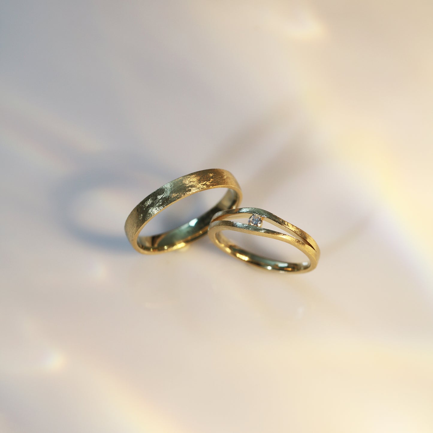 To The Moon and Back Wedding Rings (Brushed Finish Wedding Bands)
結婚對戒/情侶對戒
18K復古手工拉絲工藝系列