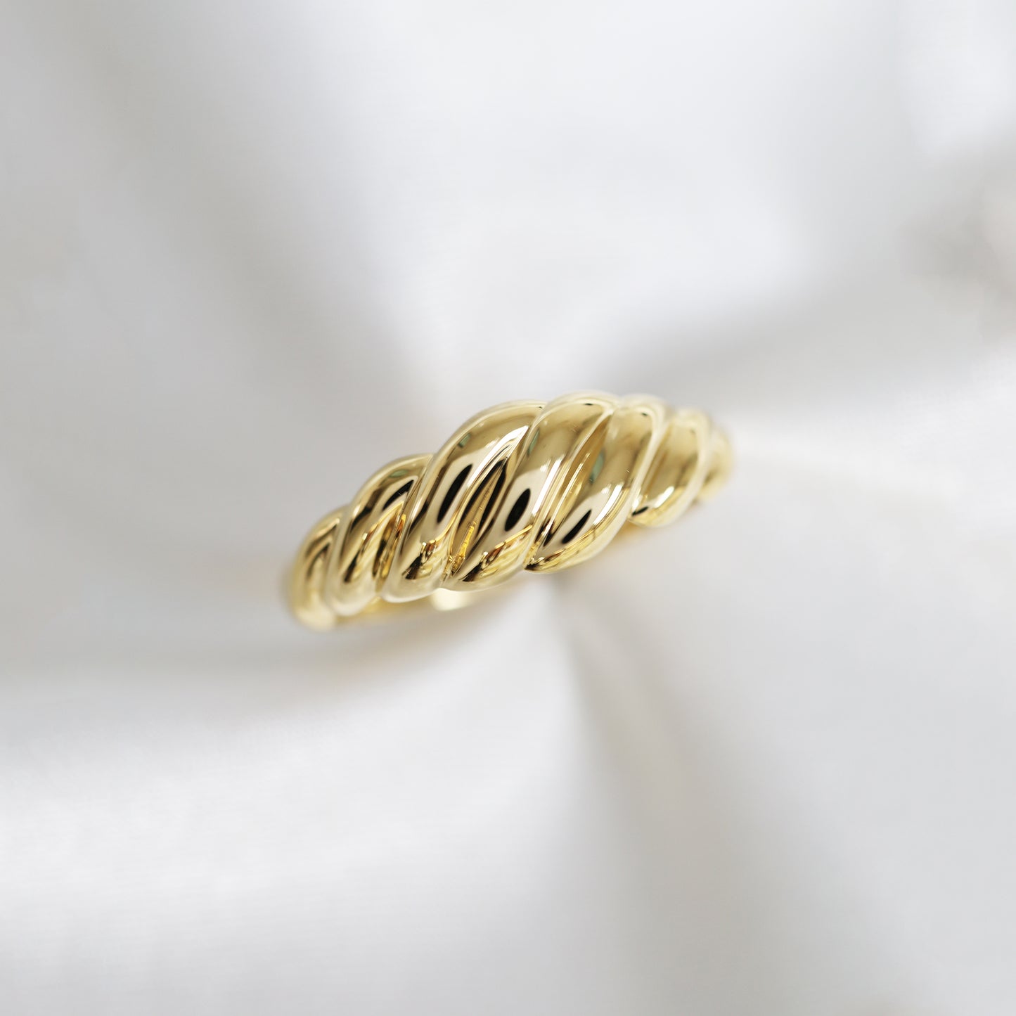 18k 黃金牛角包戒指 18k Yellow Gold Colette Croissant Ring