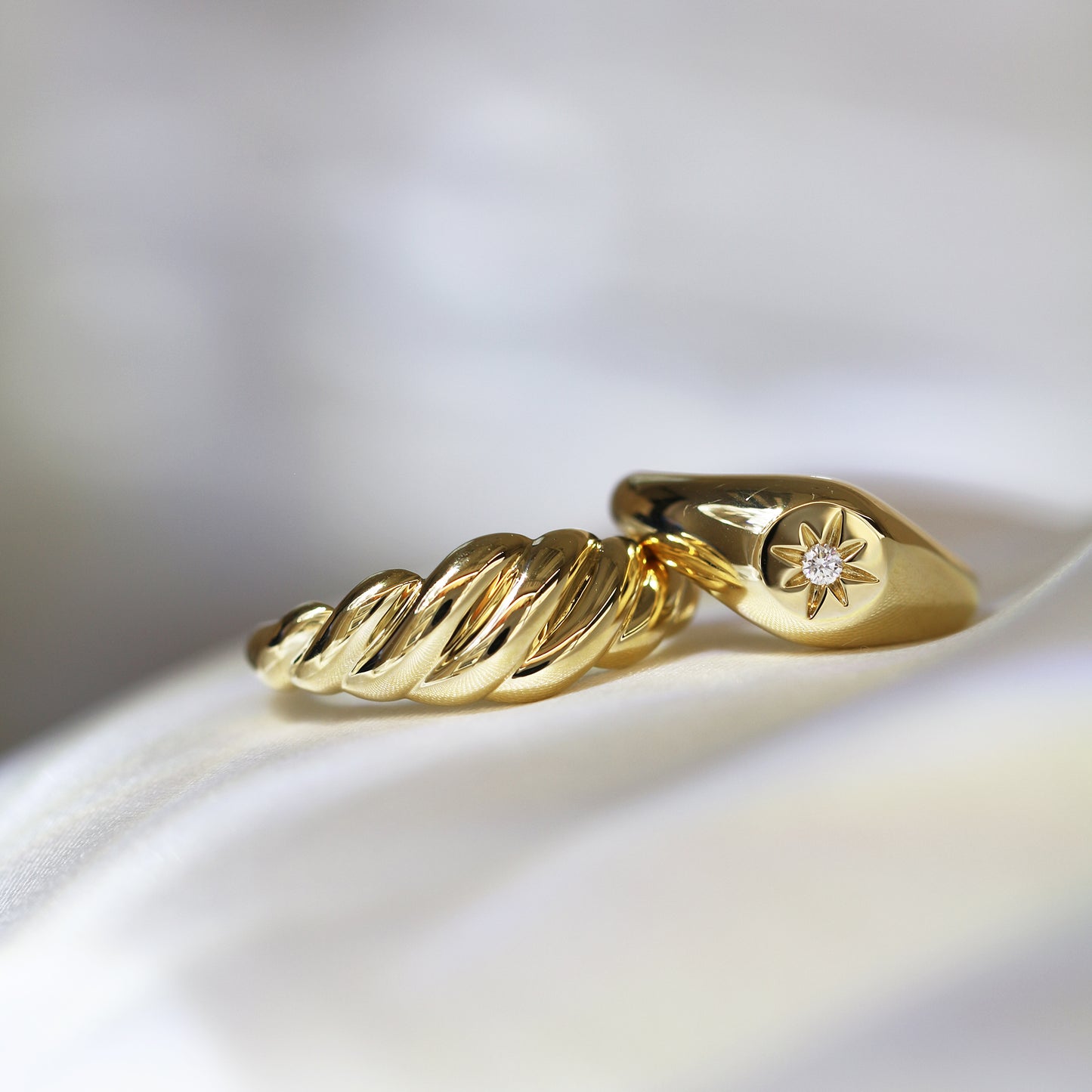 18k 黃金牛角包戒指 18k Yellow Gold Colette Croissant Ring 18K黃金星芒印戒 18k Yellow Gold Lumiere Signet Ring