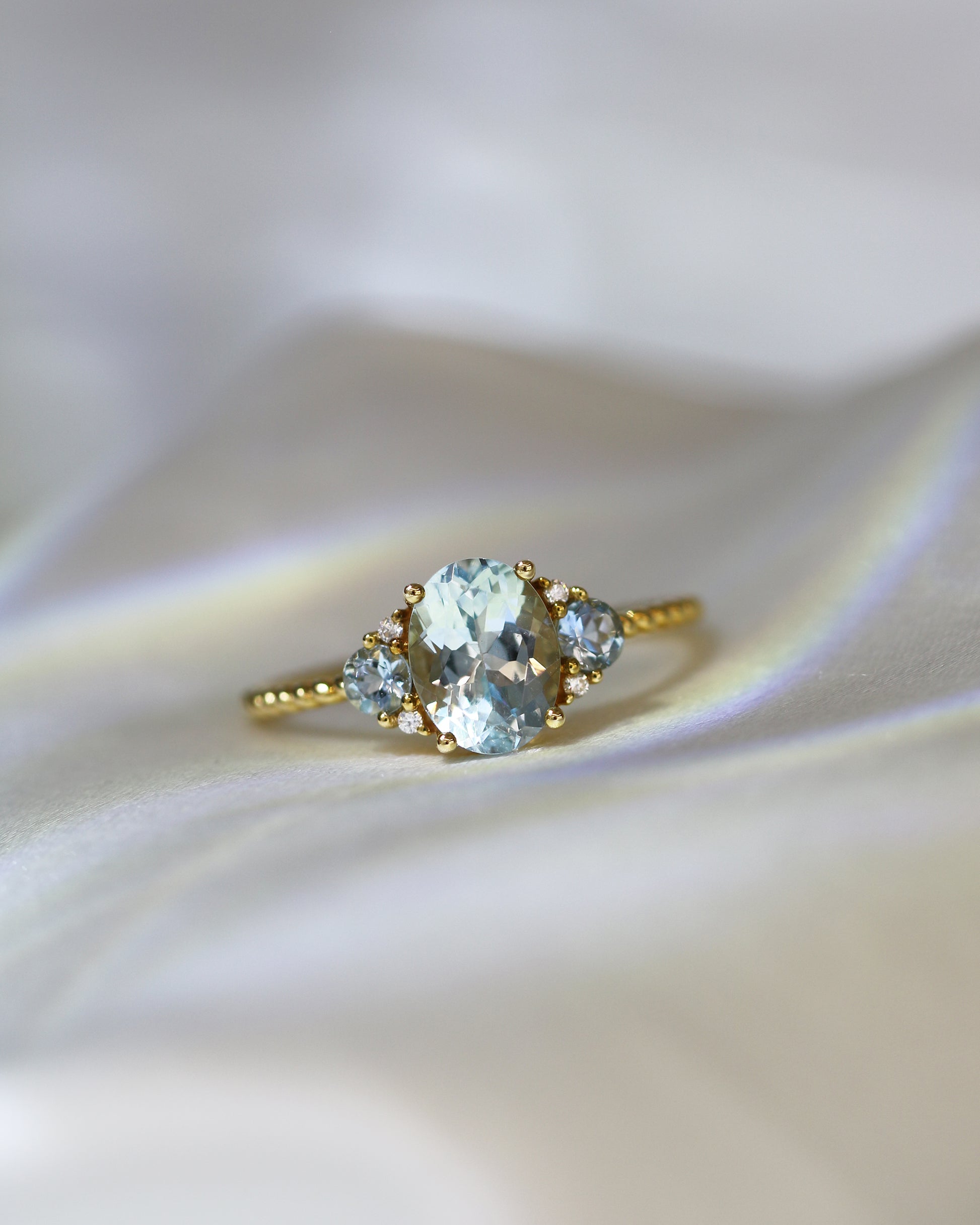 18k黃金蛋形橢圓形海藍寶石鑽石戒指 18k Yellow Gold Oval Shape Aquamarine Diamond Ring