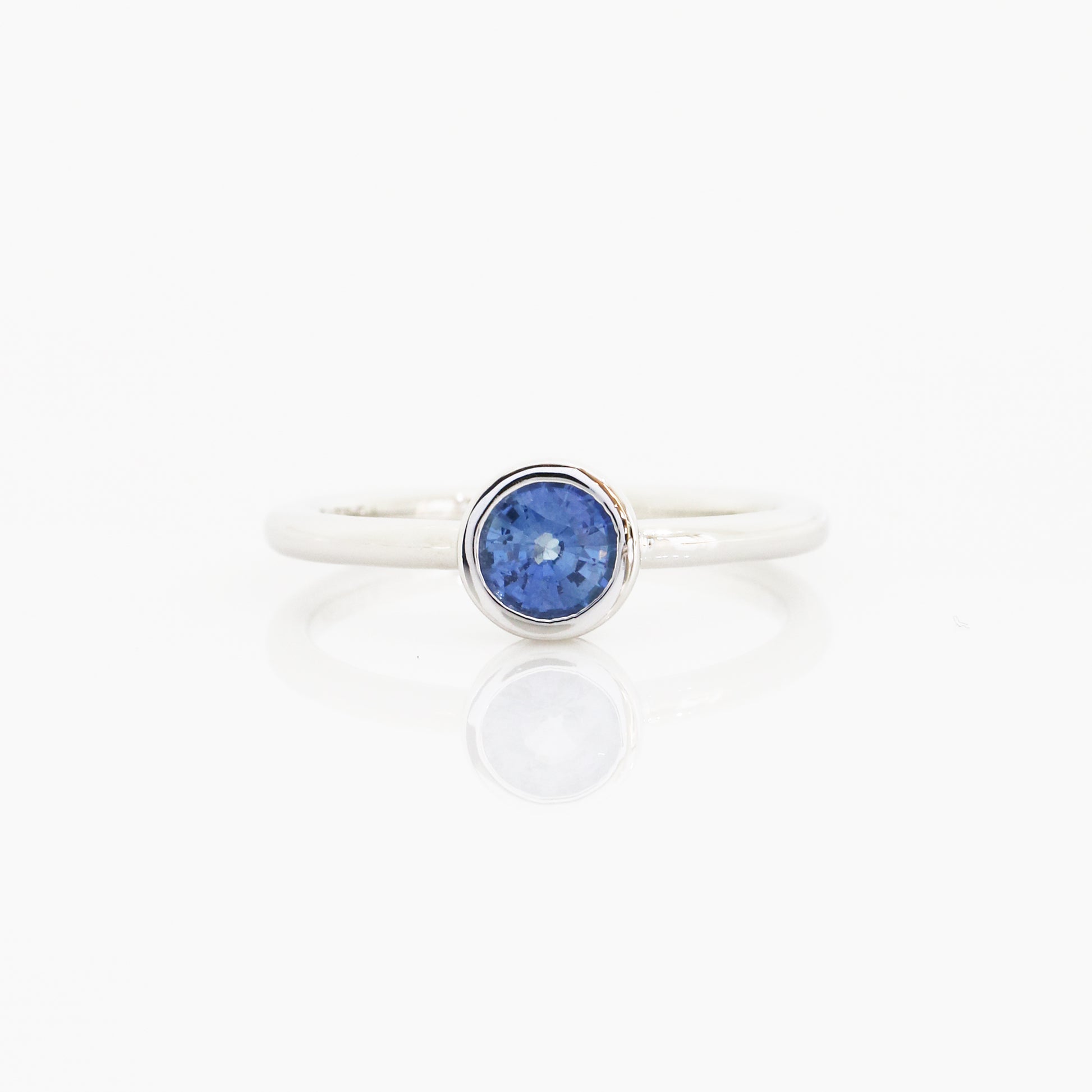 18k白金包邊鑲藍寶石戒指 18k White Gold Bezel-Set Sapphire Ring