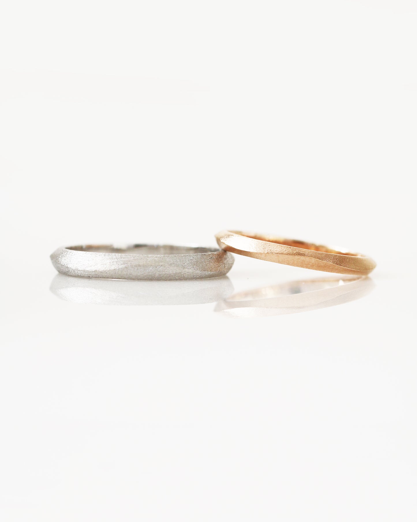 18k Rose Gold & White Gold Brushed Finish Wedding Bands
結婚對戒/情侶對戒
18K玫瑰金/白金復古手工拉絲工藝系列