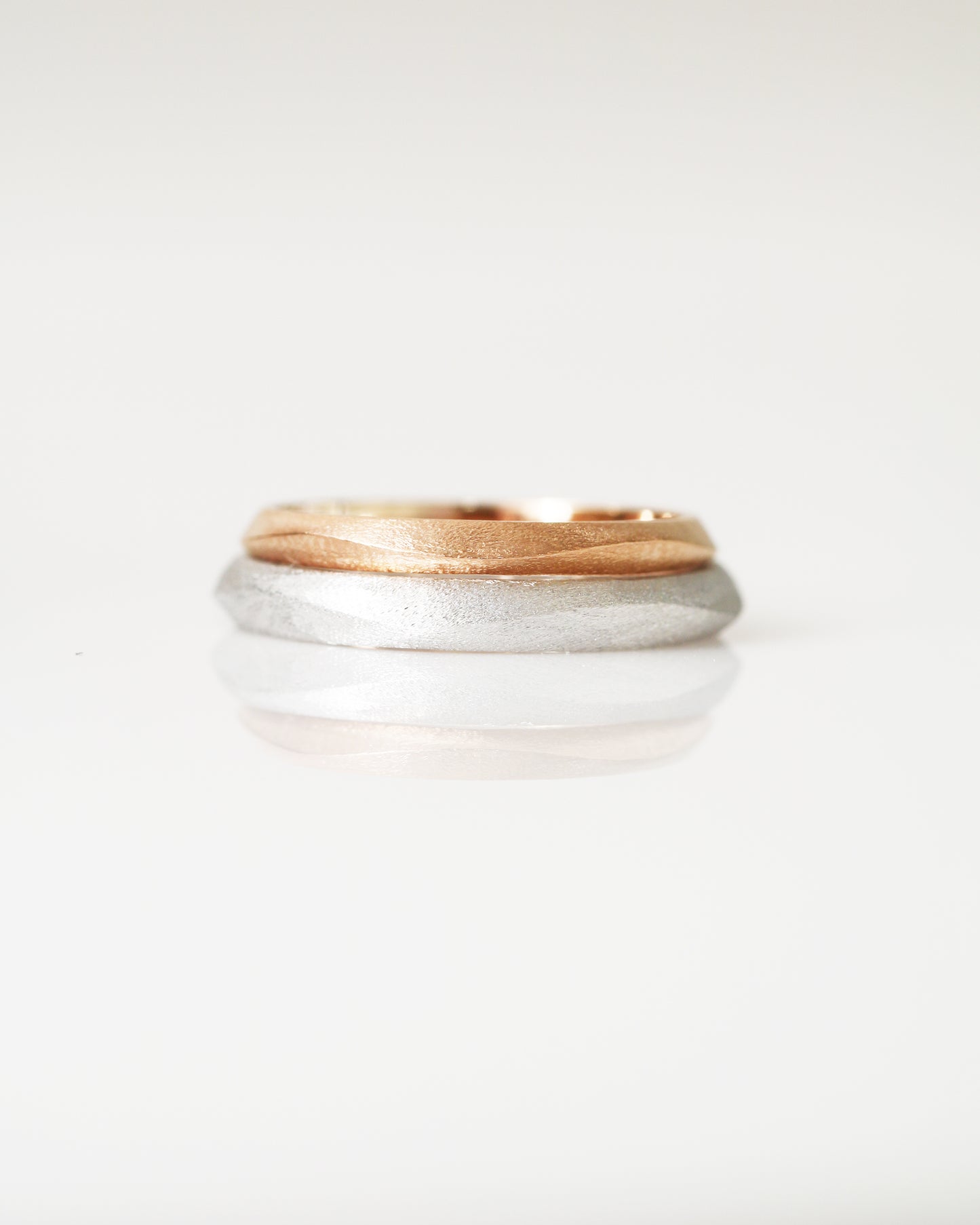 18k Rose Gold & White Gold Brushed Finish Wedding Bands
結婚對戒/情侶對戒
18K玫瑰金/白金復古手工拉絲工藝系列