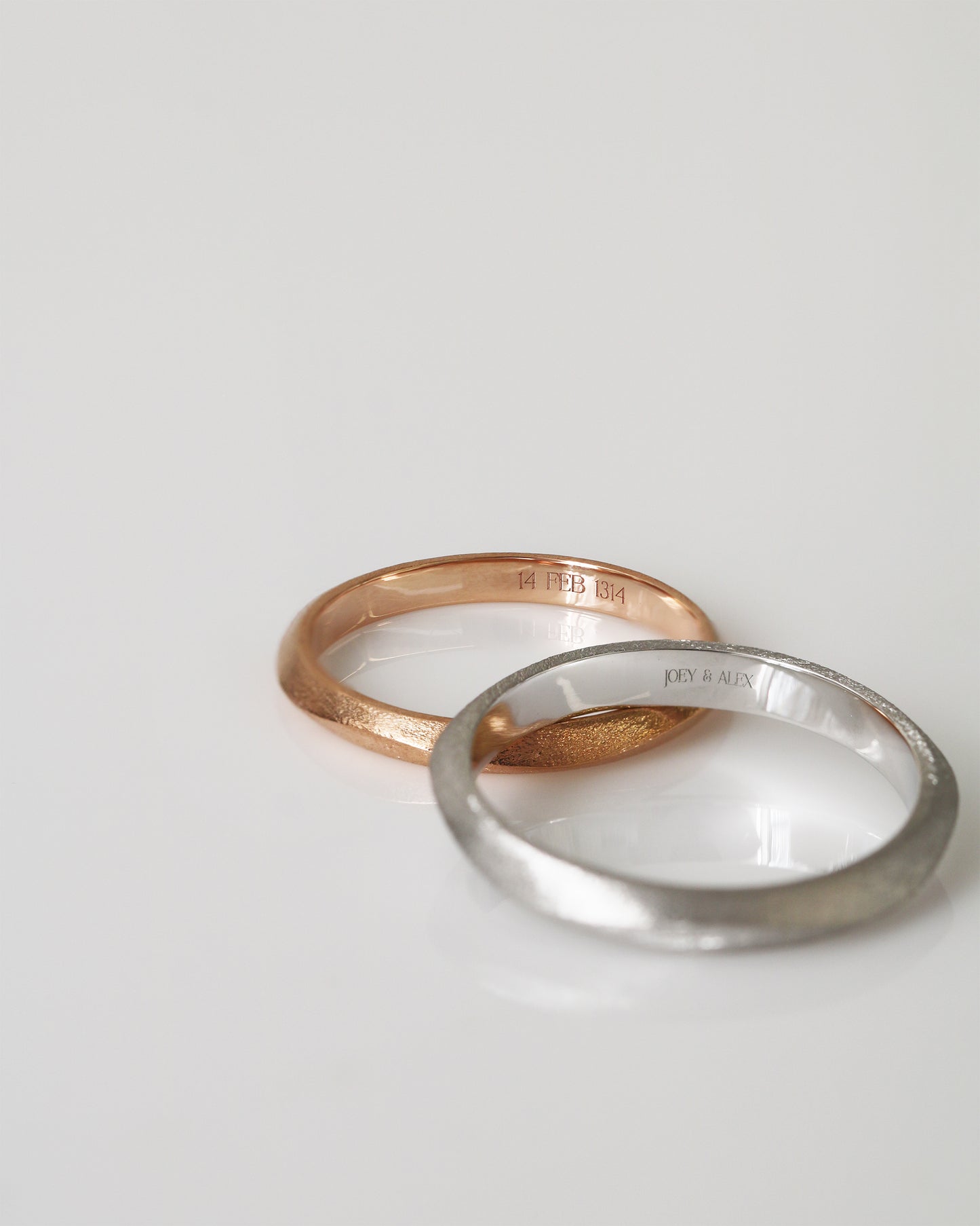 18k Rose Gold & White Gold Brushed Finish Wedding Bands
結婚對戒/情侶對戒
18K玫瑰金/白金復古手工拉絲工藝系列