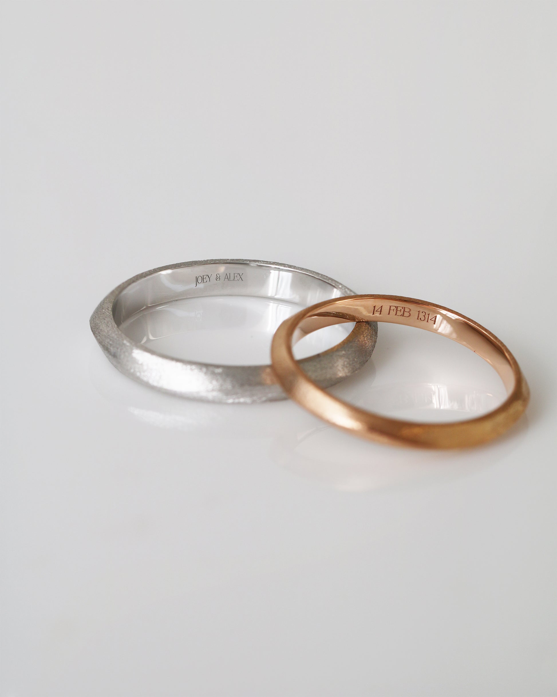 18k Rose Gold & White Gold Brushed Finish Wedding Bands
結婚對戒/情侶對戒
18K玫瑰金/白金復古手工拉絲工藝系列