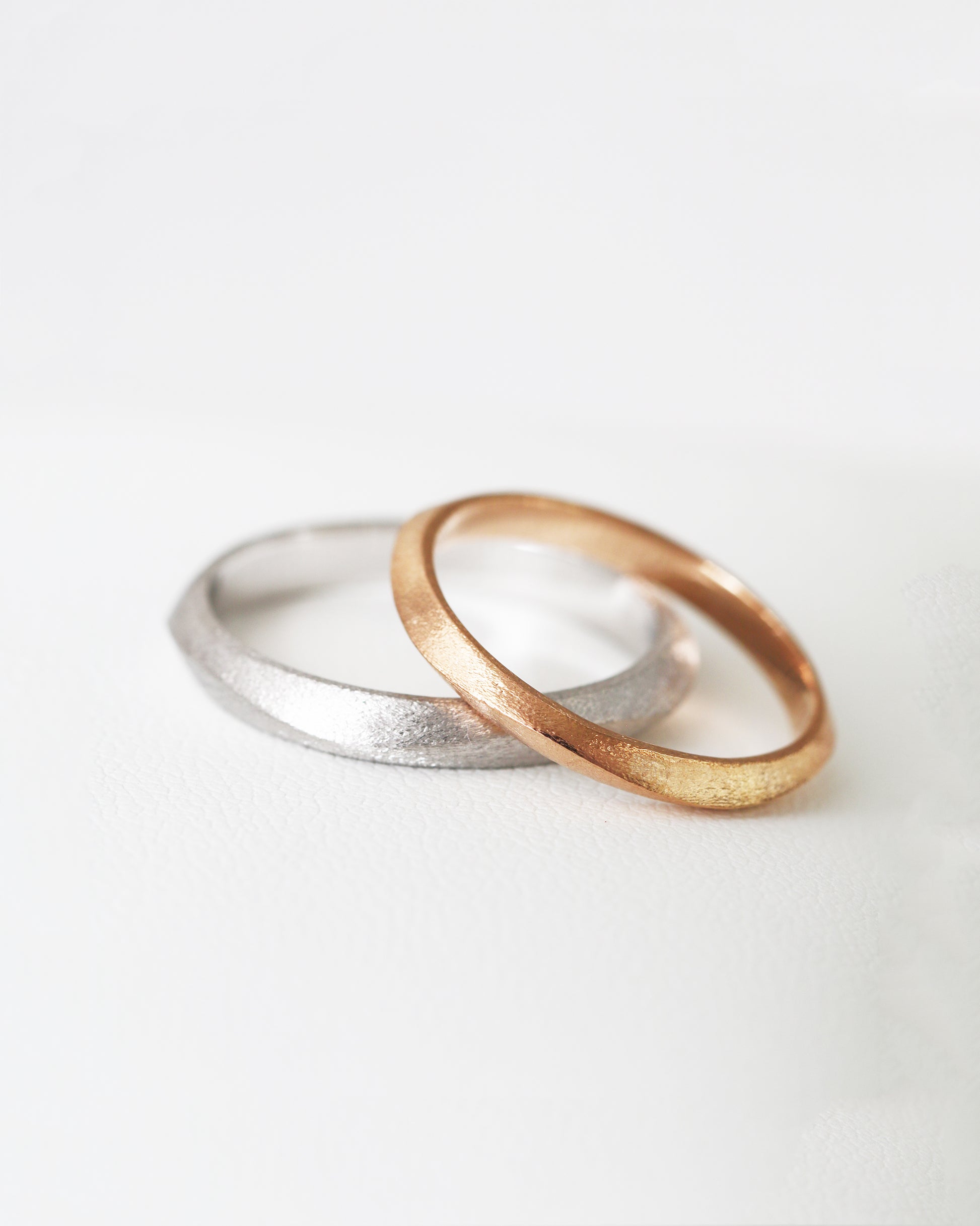 18k Rose Gold & White Gold Brushed Finish Wedding Bands
結婚對戒/情侶對戒
18K玫瑰金/白金復古手工拉絲工藝系列