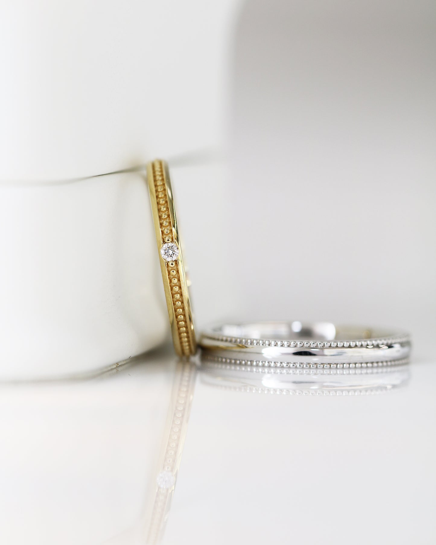 My One and Only 18k Yellow / White Gold Beaded Wedding Rings
結婚對戒/情侶對戒
18k白金/黃金轆珠邊工藝手工戒指