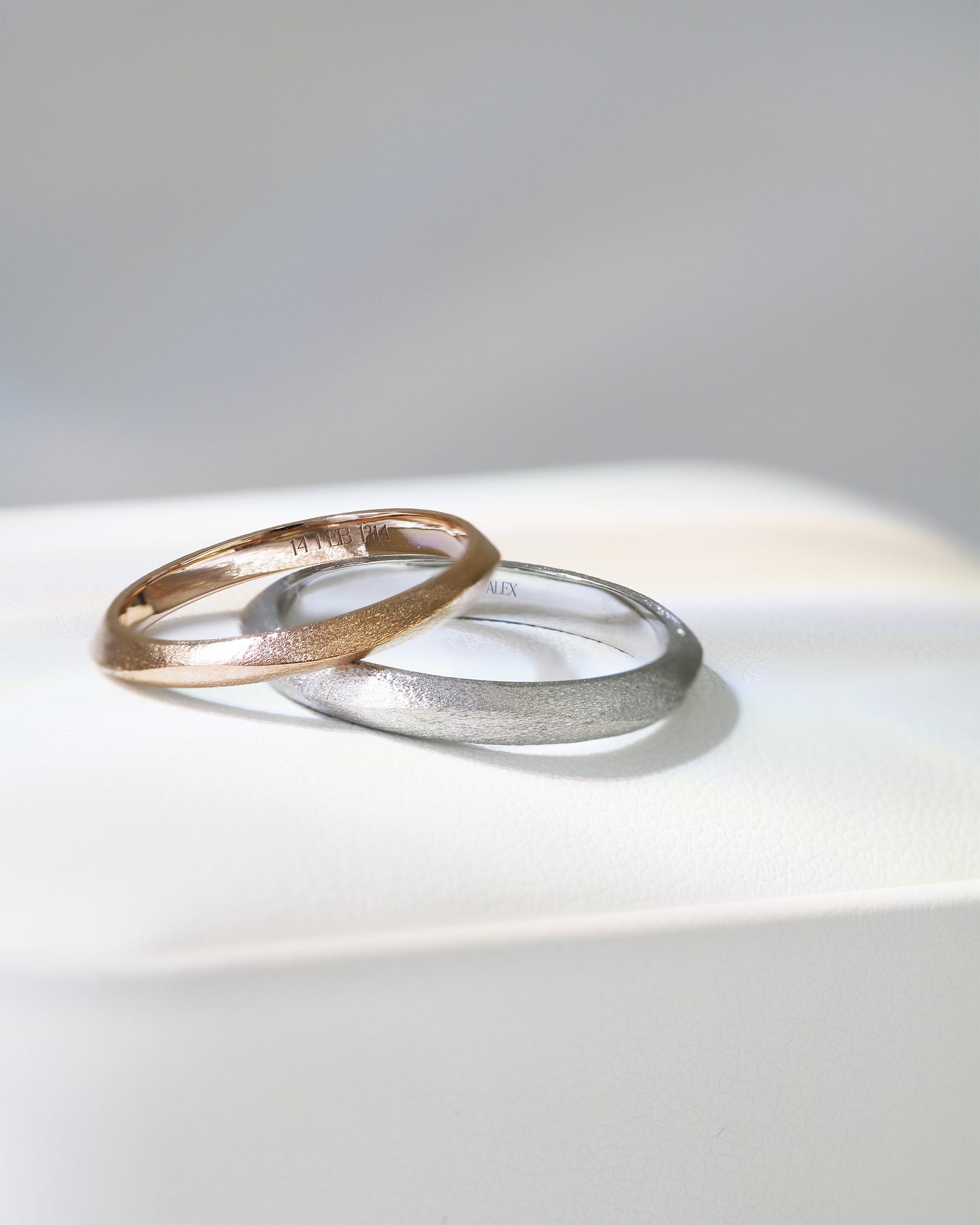 18k Rose Gold & White Gold Brushed Finish Wedding Bands
結婚對戒/情侶對戒
18K玫瑰金/白金復古手工拉絲工藝系列