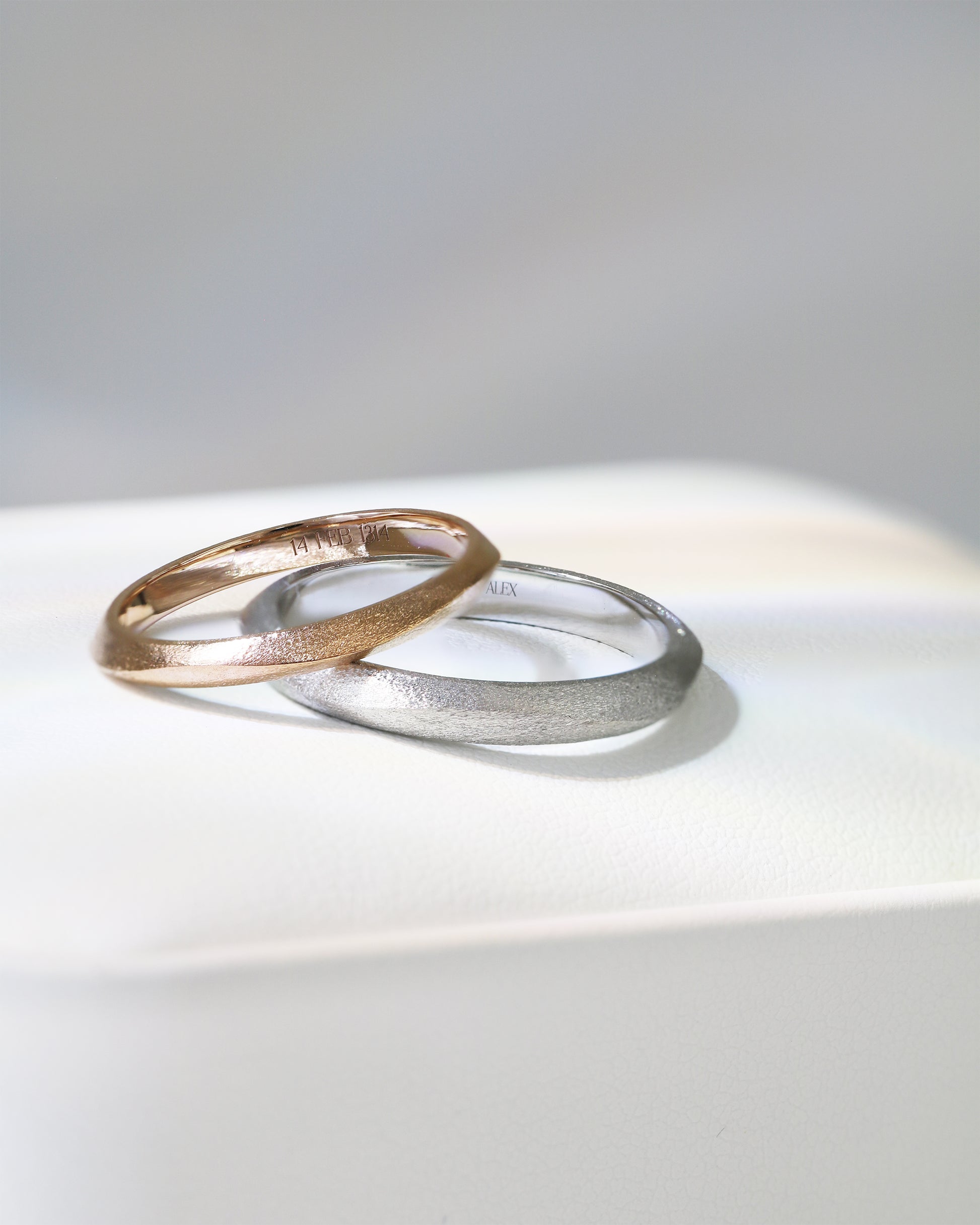 18k Rose Gold & White Gold Brushed Finish Wedding Bands
結婚對戒/情侶對戒
18K玫瑰金/白金復古手工拉絲工藝系列