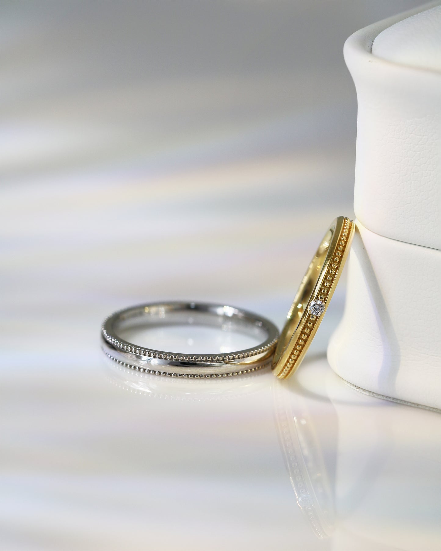 My One and Only 18k Yellow / White Gold Beaded Wedding Rings
結婚對戒/情侶對戒
18k白金/黃金轆珠邊工藝手工戒指