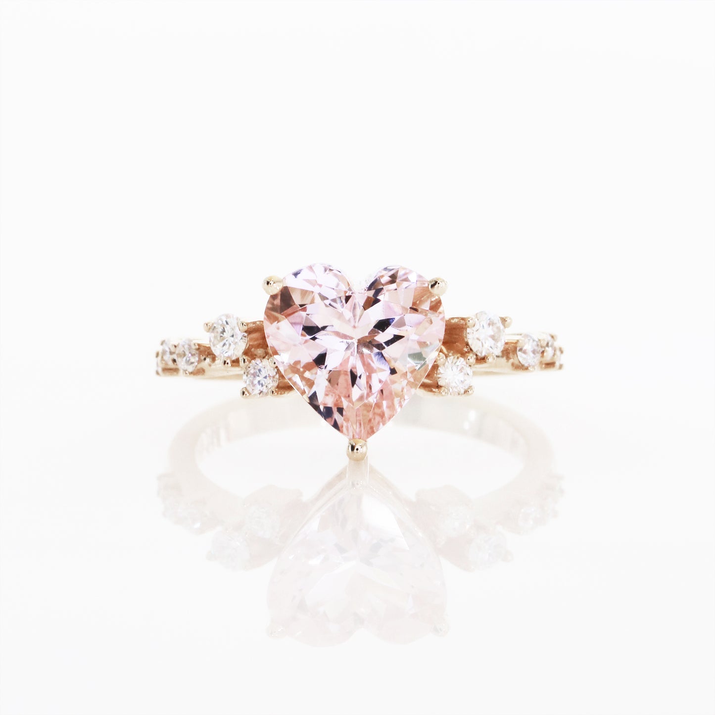 18k玫瑰金心形粉紅摩根石鑽石戒指 18k Rose Gold Scattered Diamond Heart-shaped Morganite Ring