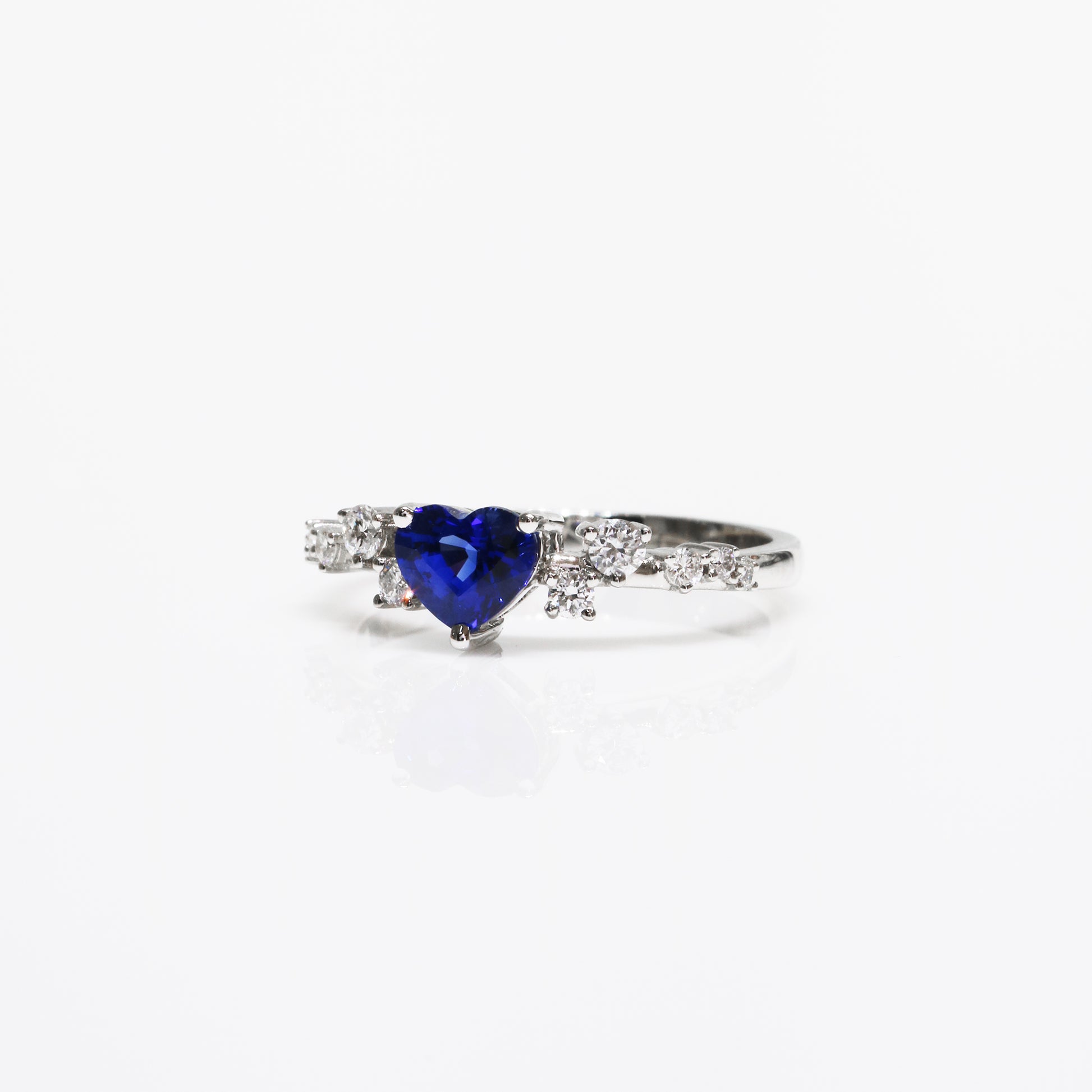 18k白金心形藍寶石鑽石戒指 18k White Gold Scattered Diamond Heart-shaped Sapphire Ring