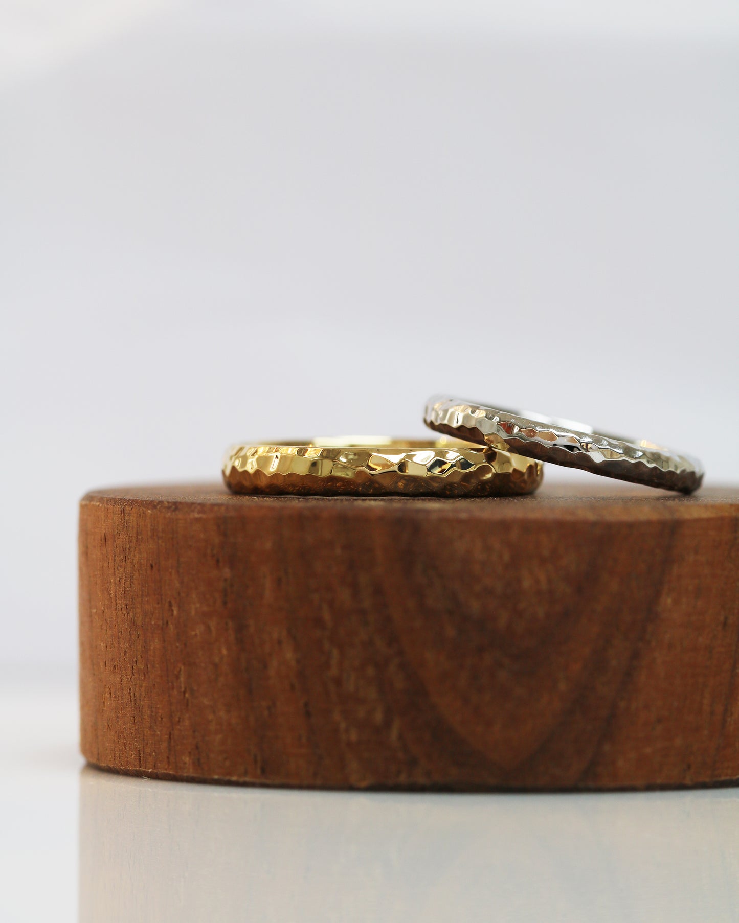 18K White and Yellow Gold Hammered Classic Wedding Bands 結婚對戒/情侶對戒 18K黃金/白金匠人手作金工鎚紋戒指