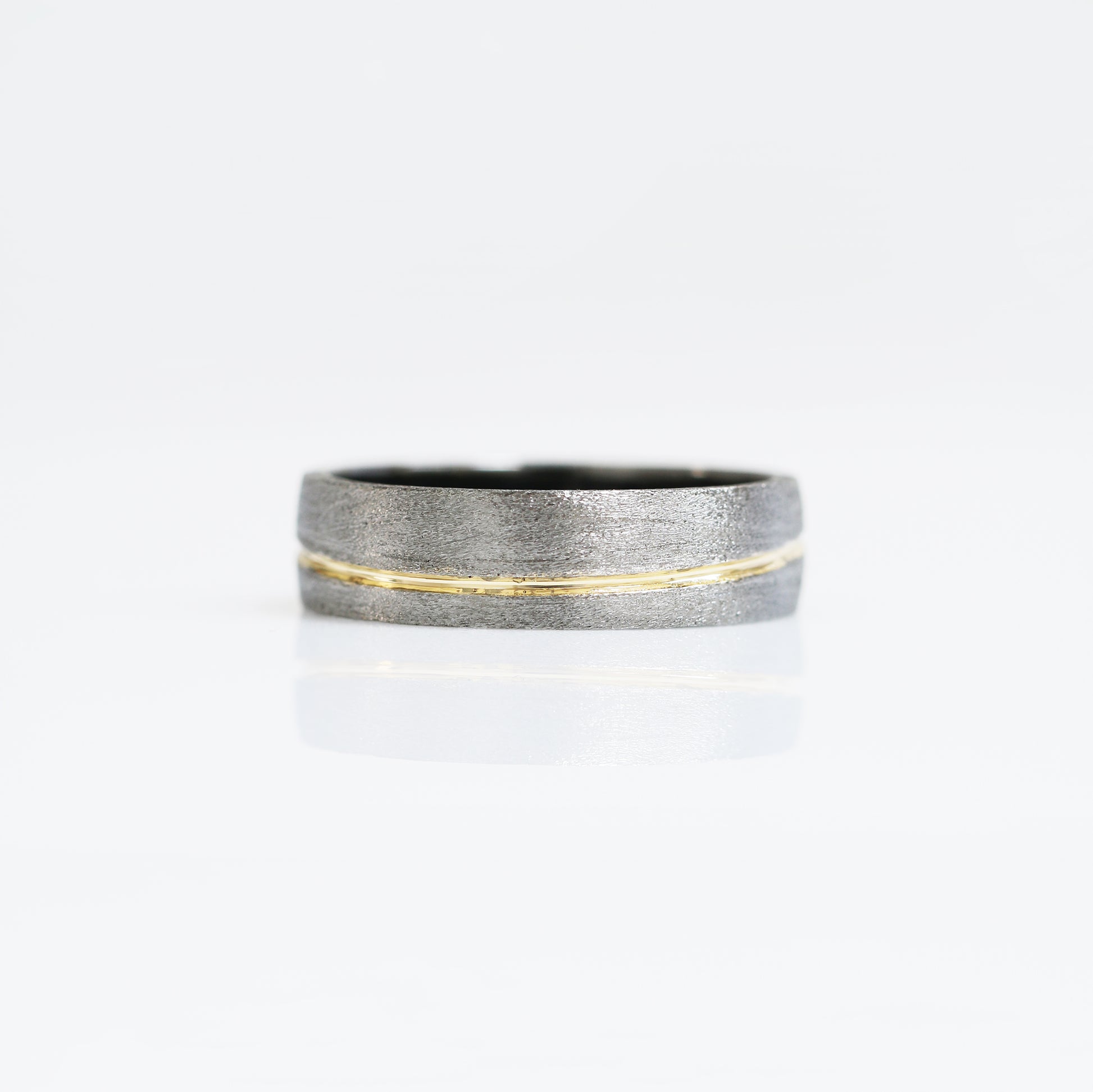 Black Gold with Yellow Gold Wedding Band
結婚對戒/情侶對戒
18K黑金配金線設計戒指