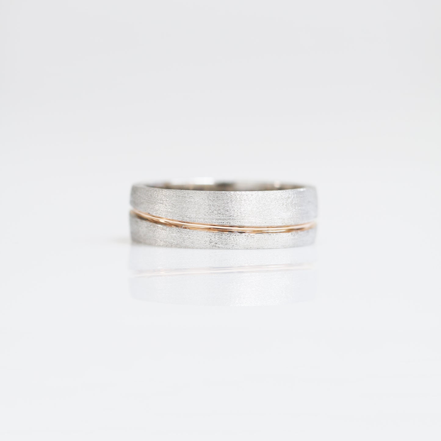 White gold with Rose Gold Wedding Bands
結婚對戒/情侶對戒
18K白金配玫瑰金線設計戒指