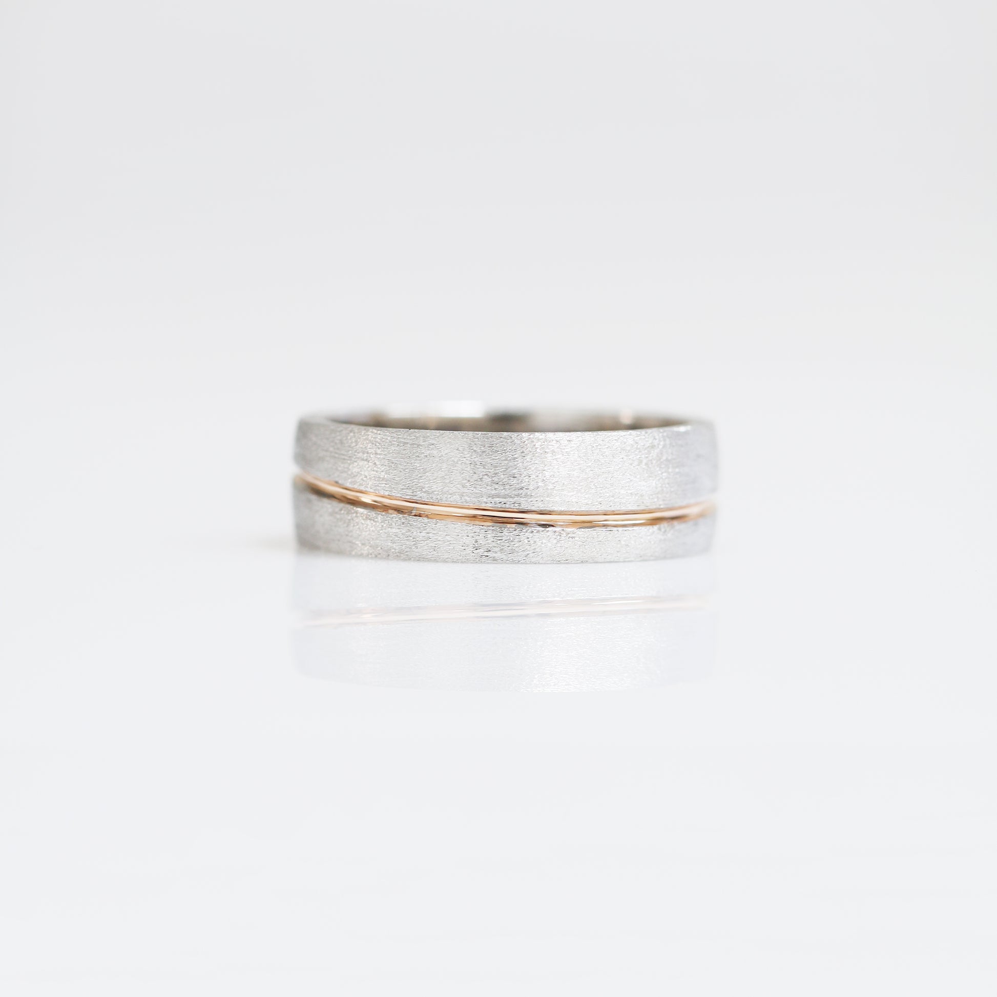 White gold with Rose Gold Wedding Bands
結婚對戒/情侶對戒
18K白金配玫瑰金線設計戒指