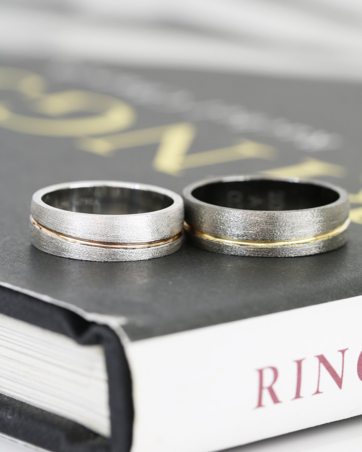 Black Gold with Yellow Gold & White gold with Rose Gold Wedding Bands
結婚對戒/情侶對戒
18K黑金配金線設計戒指 18K白金配玫瑰金線設計戒指