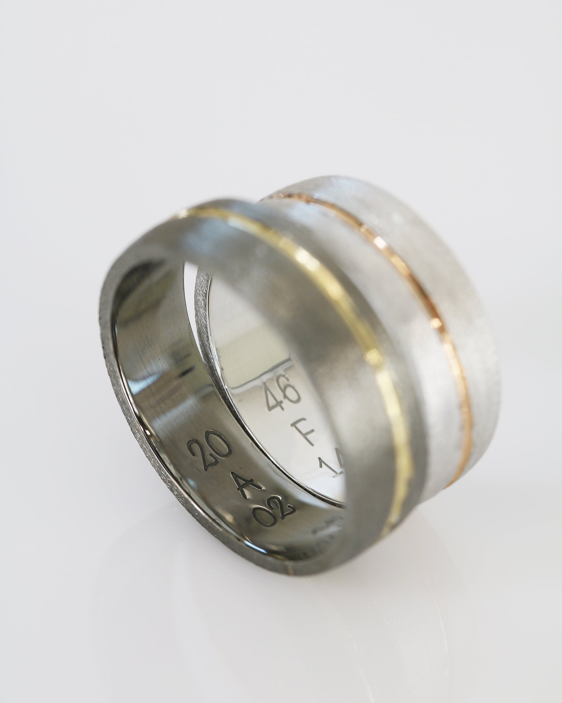 Black Gold with Yellow Gold & White gold with Rose Gold Wedding Bands
結婚對戒/情侶對戒
18K黑金配金線設計戒指 18K白金配玫瑰金線設計戒指