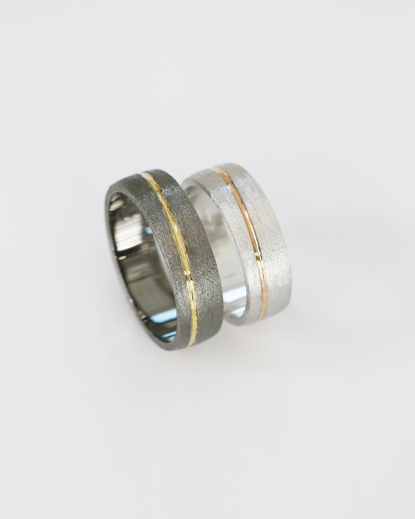 Black Gold with Yellow Gold & White gold with Rose Gold Wedding Bands
結婚對戒/情侶對戒
18K黑金配金線設計戒指 18K白金配玫瑰金線設計戒指