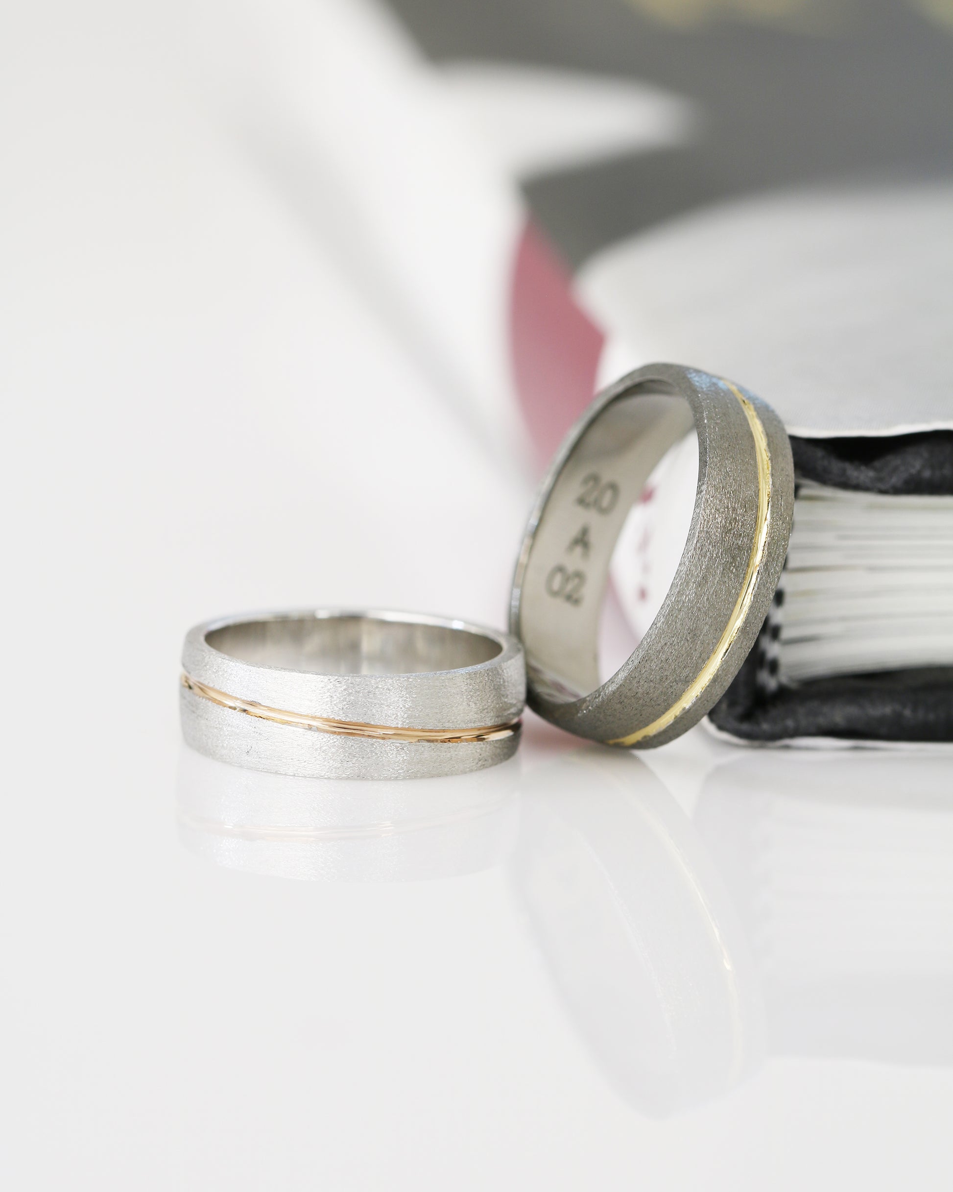 Black Gold with Yellow Gold & White gold with Rose Gold Wedding Bands
結婚對戒/情侶對戒
18K黑金配金線設計戒指 18K白金配玫瑰金線設計戒指