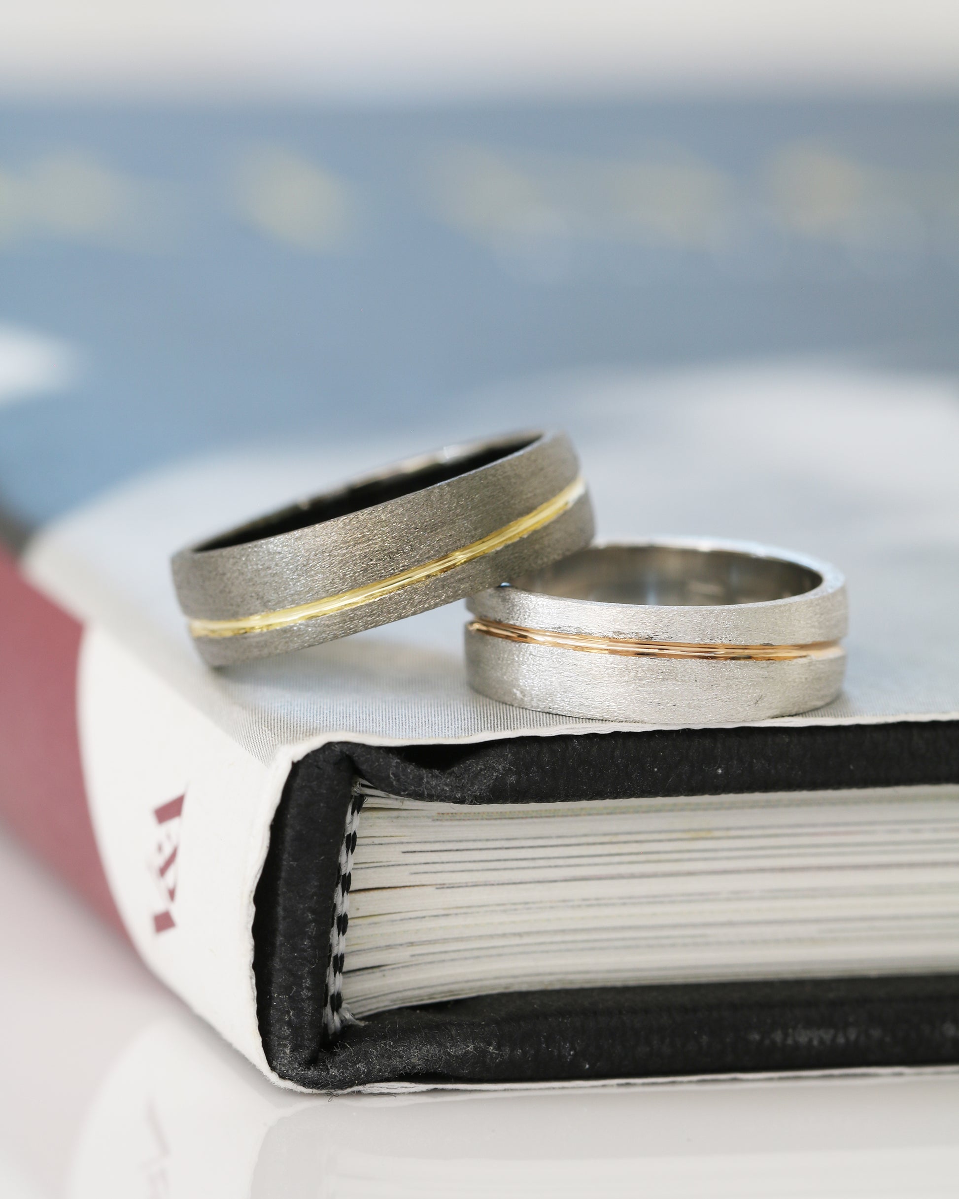 Black Gold with Yellow Gold & White gold with Rose Gold Wedding Bands
結婚對戒/情侶對戒
18K黑金配金線設計戒指 18K白金配玫瑰金線設計戒指