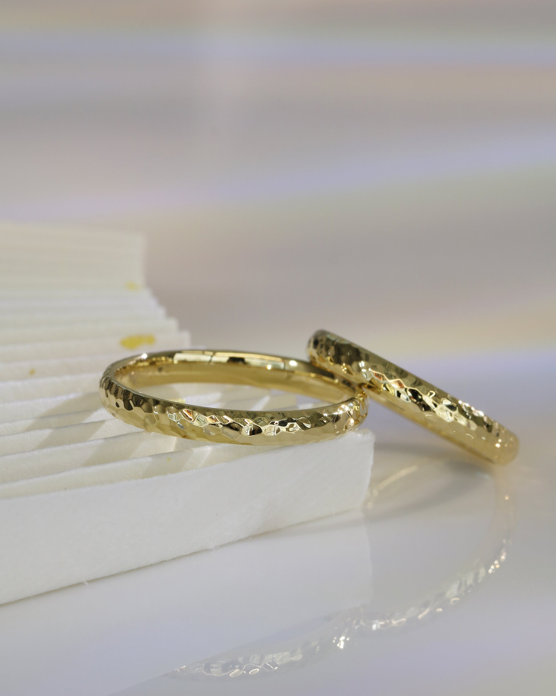 18K White and Yellow Gold Hammered Classic Wedding Bands 結婚對戒/情侶對戒 18K黃金/白金匠人手作金工鎚紋戒指