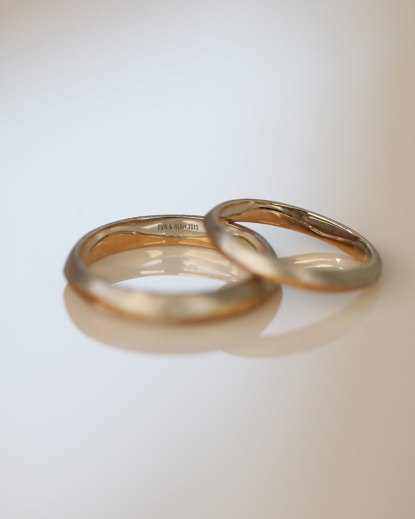 18k Rose Gold & White Gold Bicolored Brushed Finish Wedding Bands
結婚對戒/情侶對戒
18K玫瑰金/白金雙色復古手工拉絲工藝系列