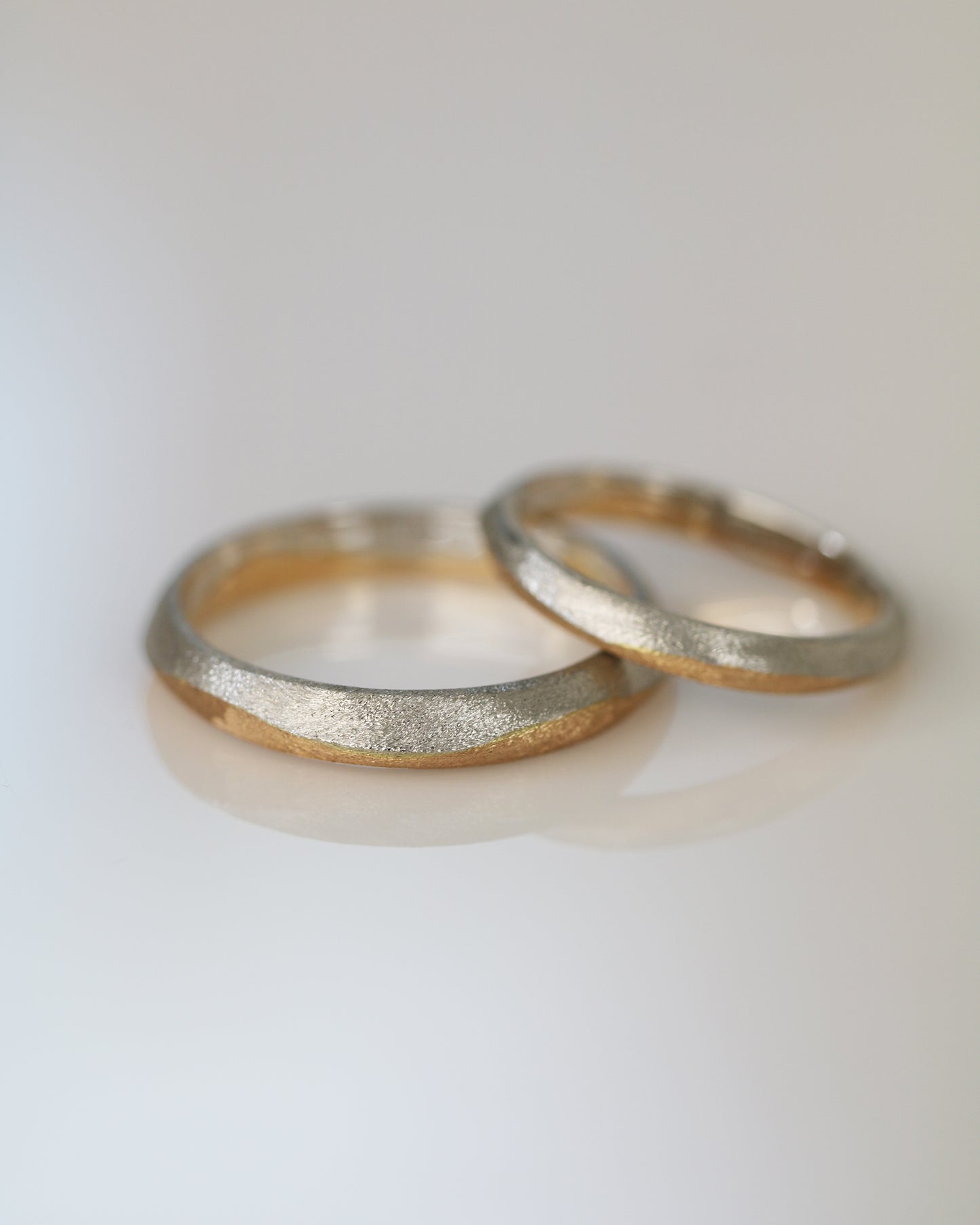 18k Rose Gold & White Gold Bicolored Brushed Finish Wedding Bands
結婚對戒/情侶對戒
18K玫瑰金/白金雙色復古手工拉絲工藝系列