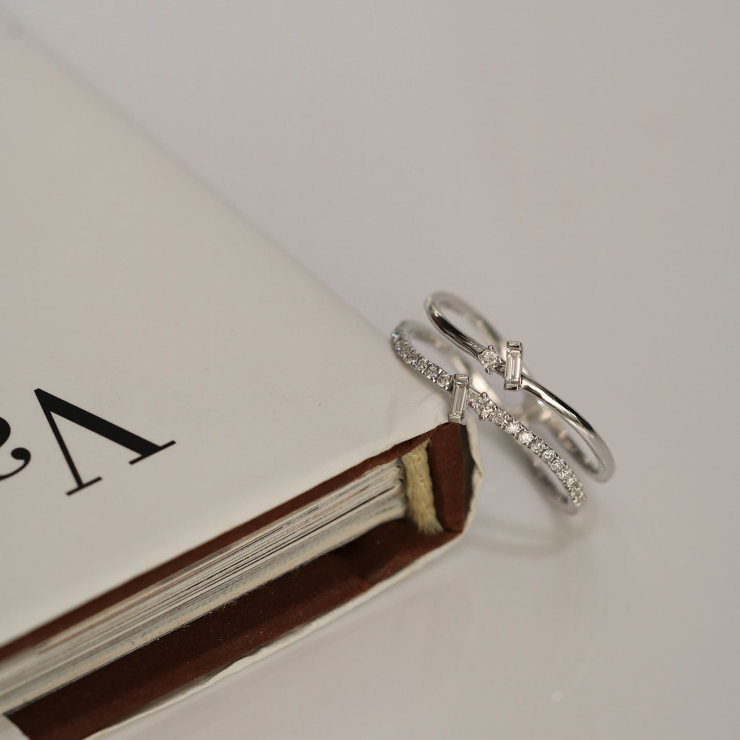 18k白金雙排長方切割鑽石戒指 18k White Gold Two-Row Baguette Diamond Ring