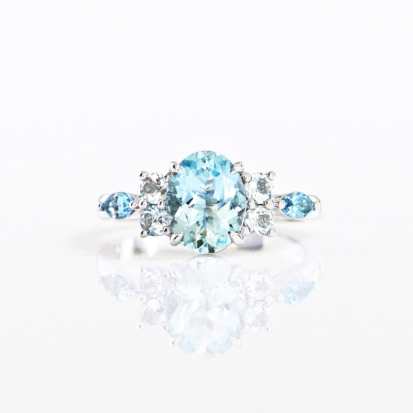 18k白金蛋形橢圓形海藍寶石戒指 18k White Gold Oval Shape Aquamarine Ring
