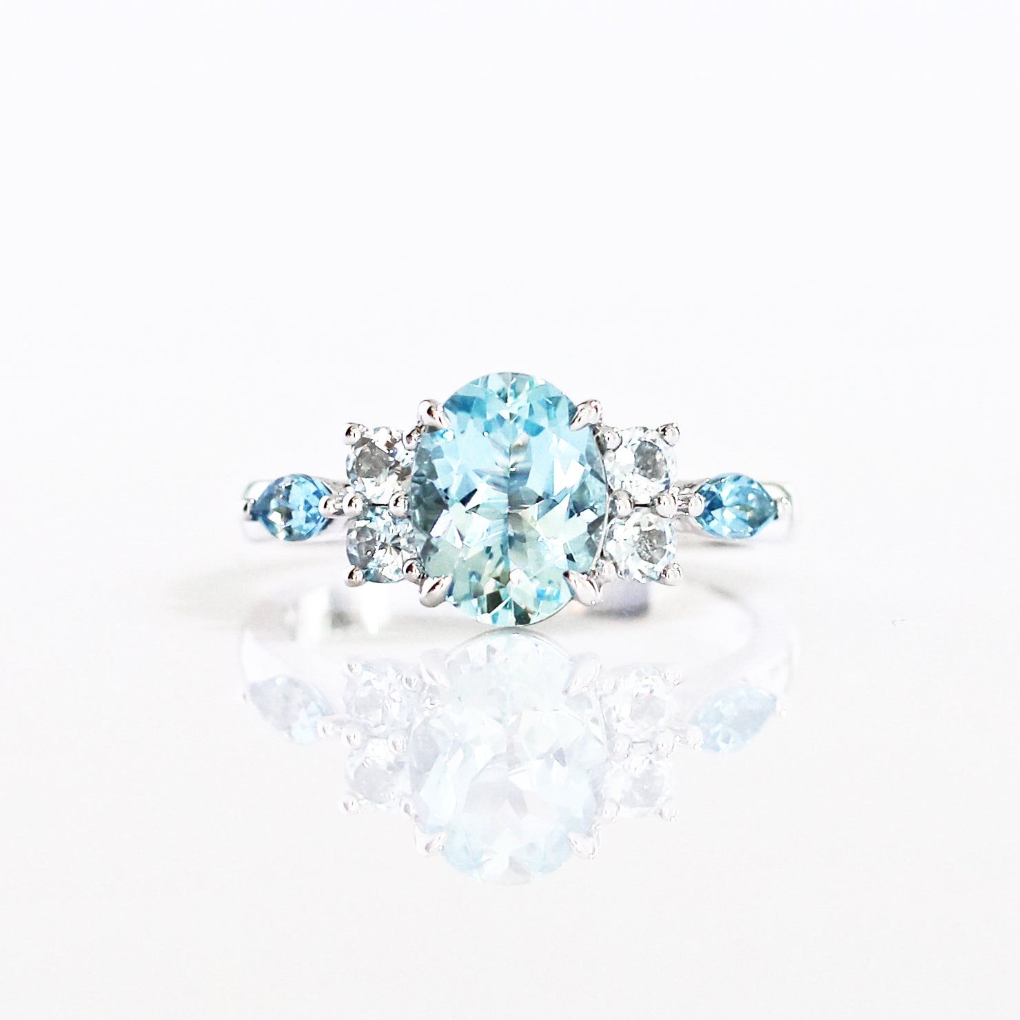 18k白金蛋形橢圓形海藍寶石戒指 18k White Gold Oval Shape Aquamarine Ring