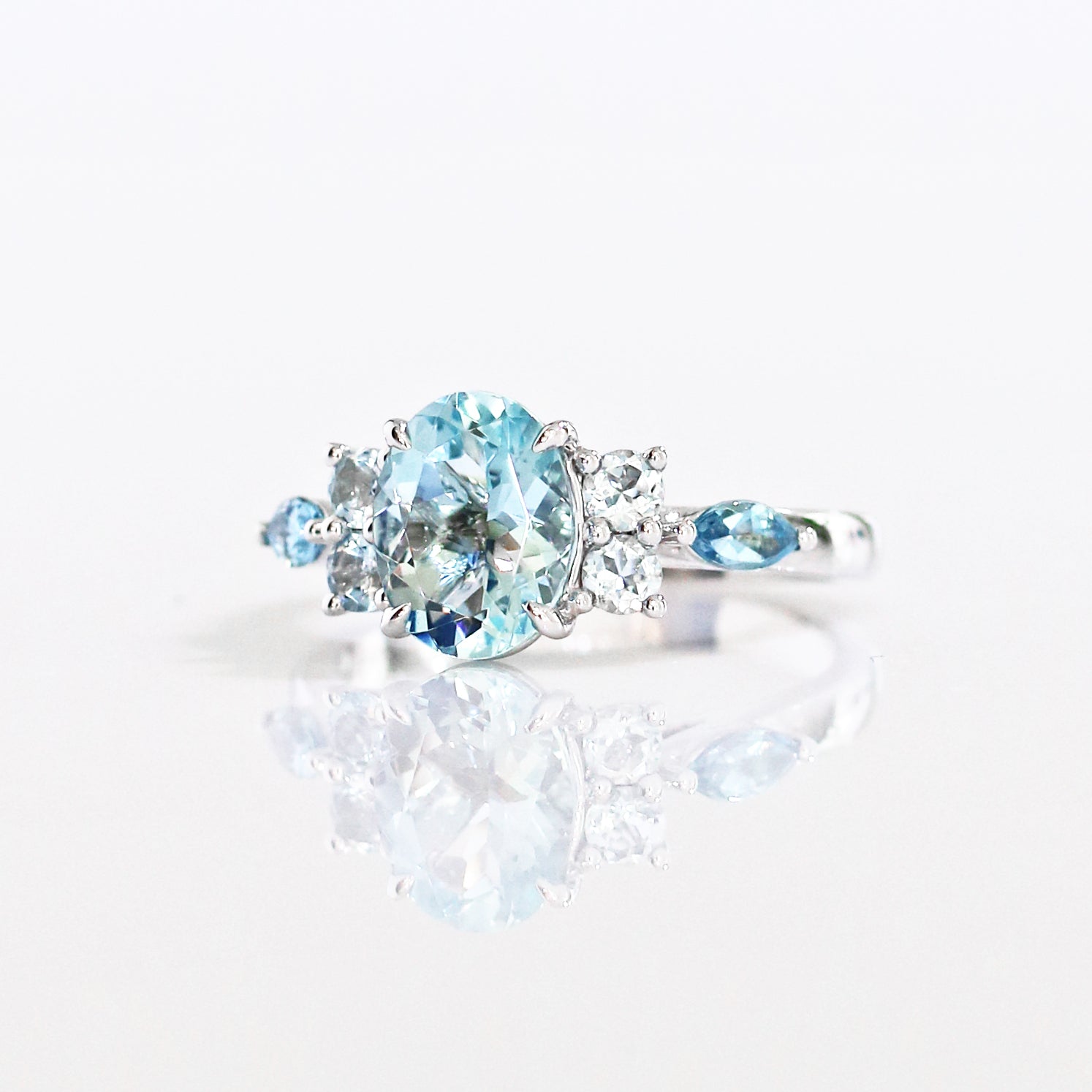 18k白金蛋形橢圓形海藍寶石戒指 18k White Gold Oval Shape Aquamarine Ring