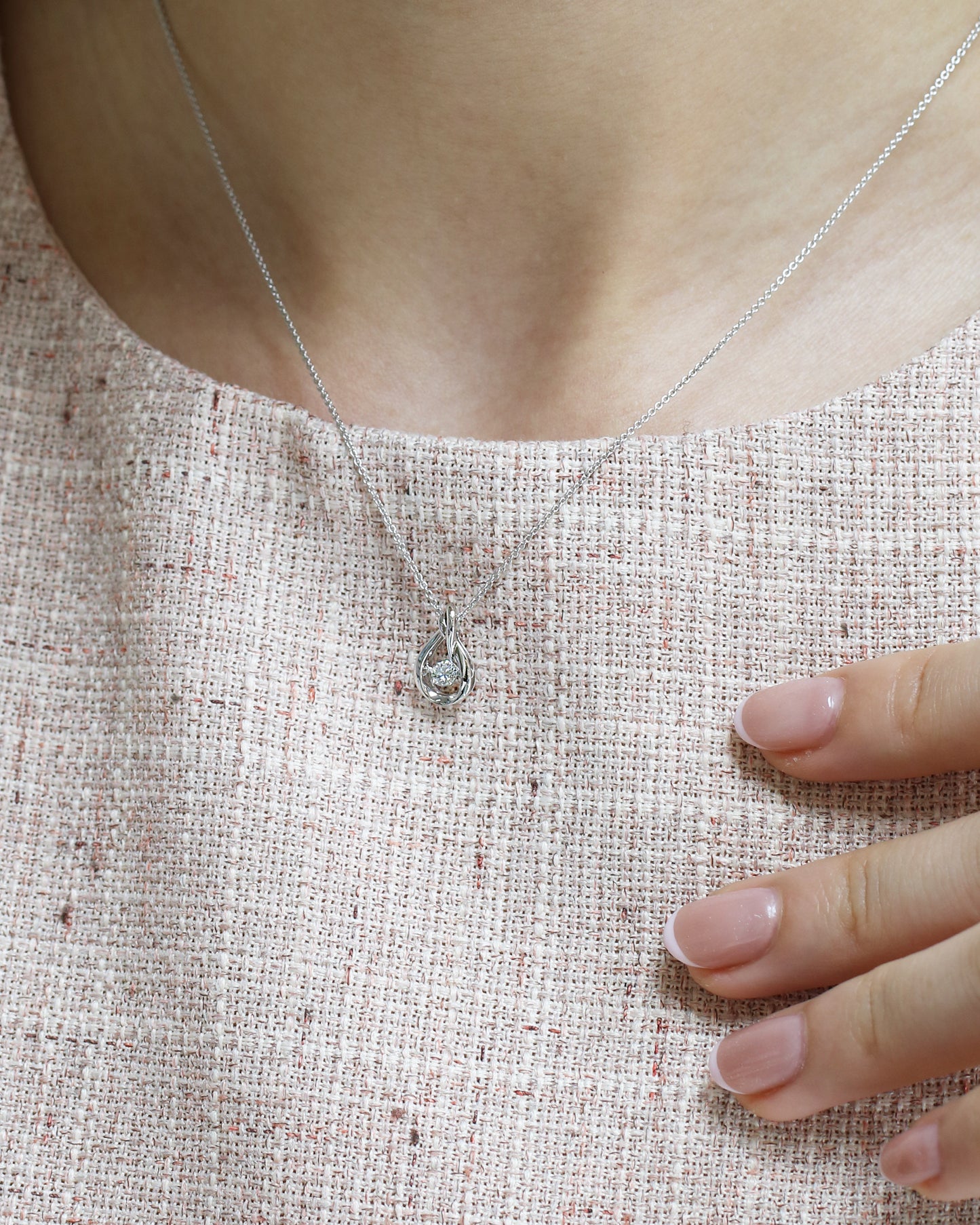18k White Gold Pear Shaped Dancing Diamond Necklace