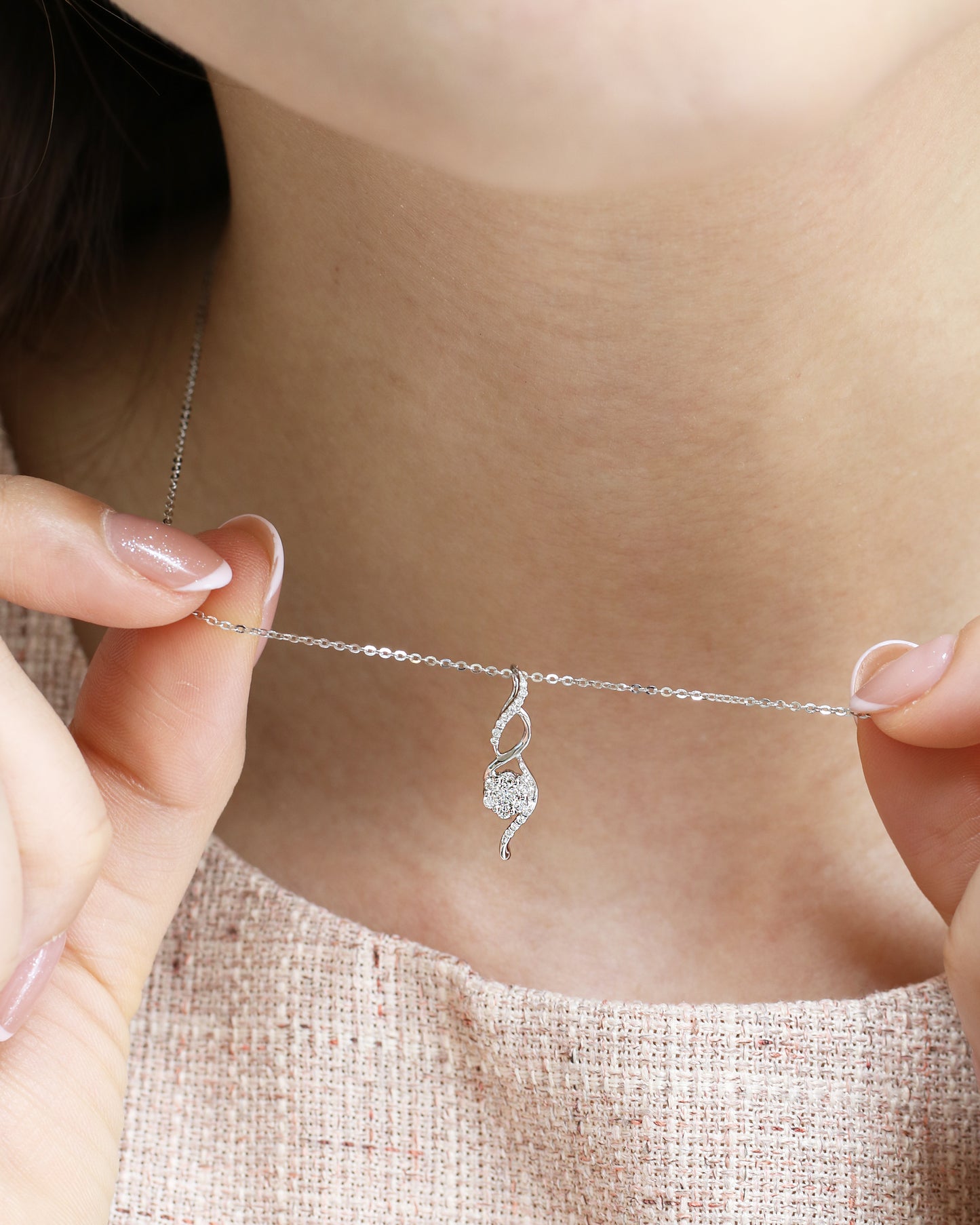 18k White Gold Wavy Ribbon Diamond Necklace