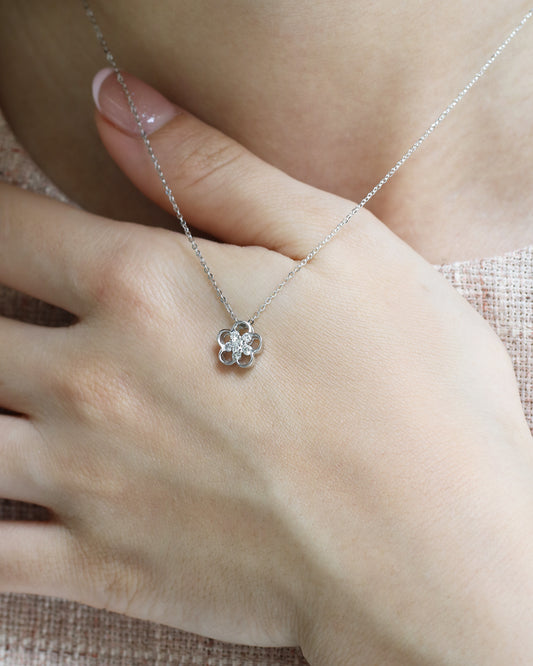 18k White Gold Flower Diamond Necklace