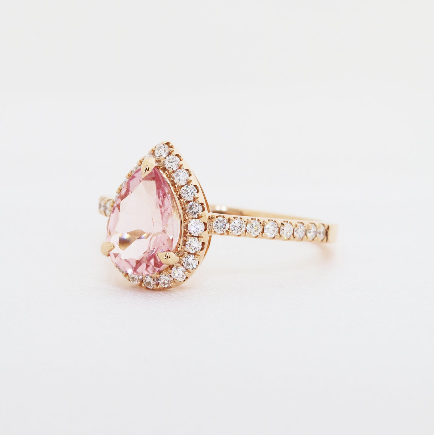 玫瑰金光環梨形切割粉紅摩根石鑽石戒指側面 18k Rose Gold Pear Shape Morganite Halo Diamond Ring on side view