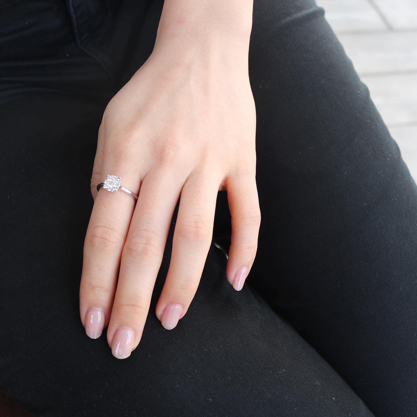 18k白金鑽石戒指在食指上 18k White Gold Illusion Setting Diamond Ring on index finger