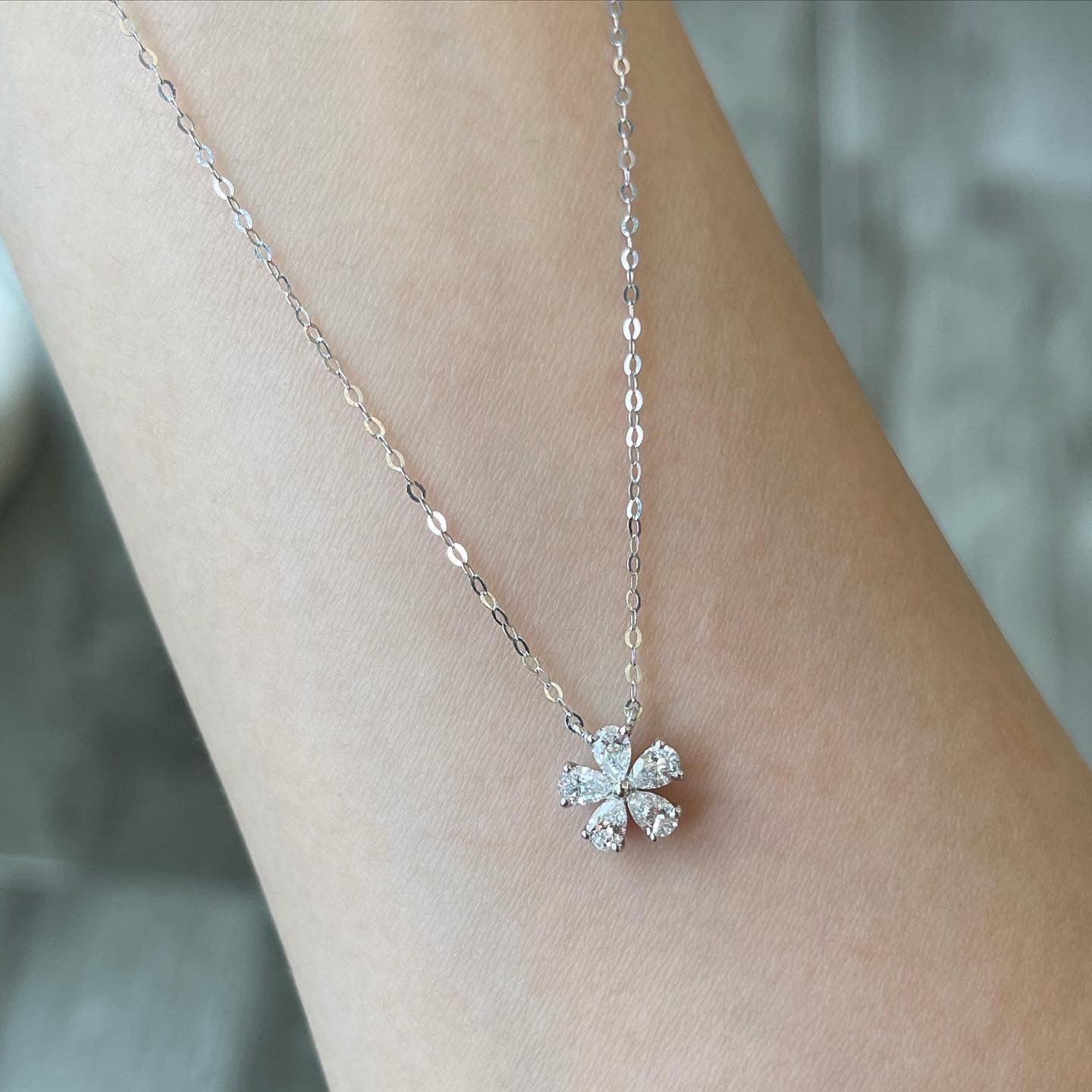 18k White Gold 5-petal Flower Necklace 18k白金五瓣梨形鑽石花朵頸鏈