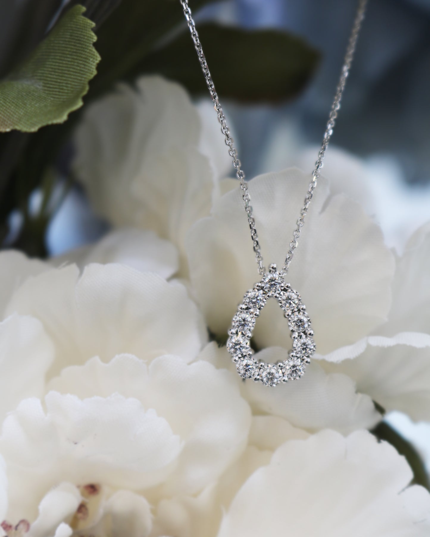 18k White Gold Pear Diamond Necklace 18k白金水滴形縷空鑽石頸鏈