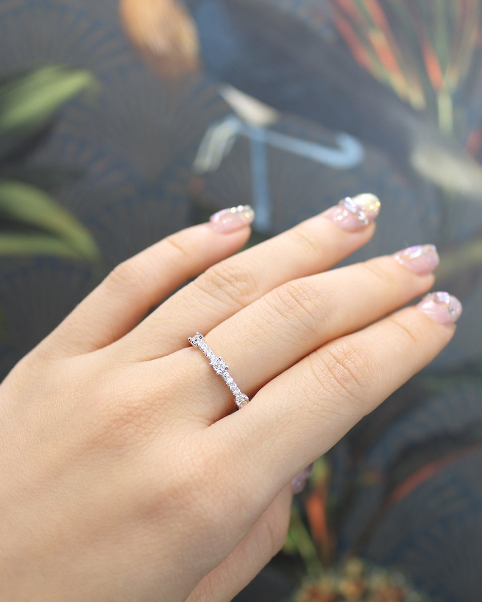 18k白金三石款鑽石排戒在中指上 18k White Gold Eternity Diamond Ring on middle finger