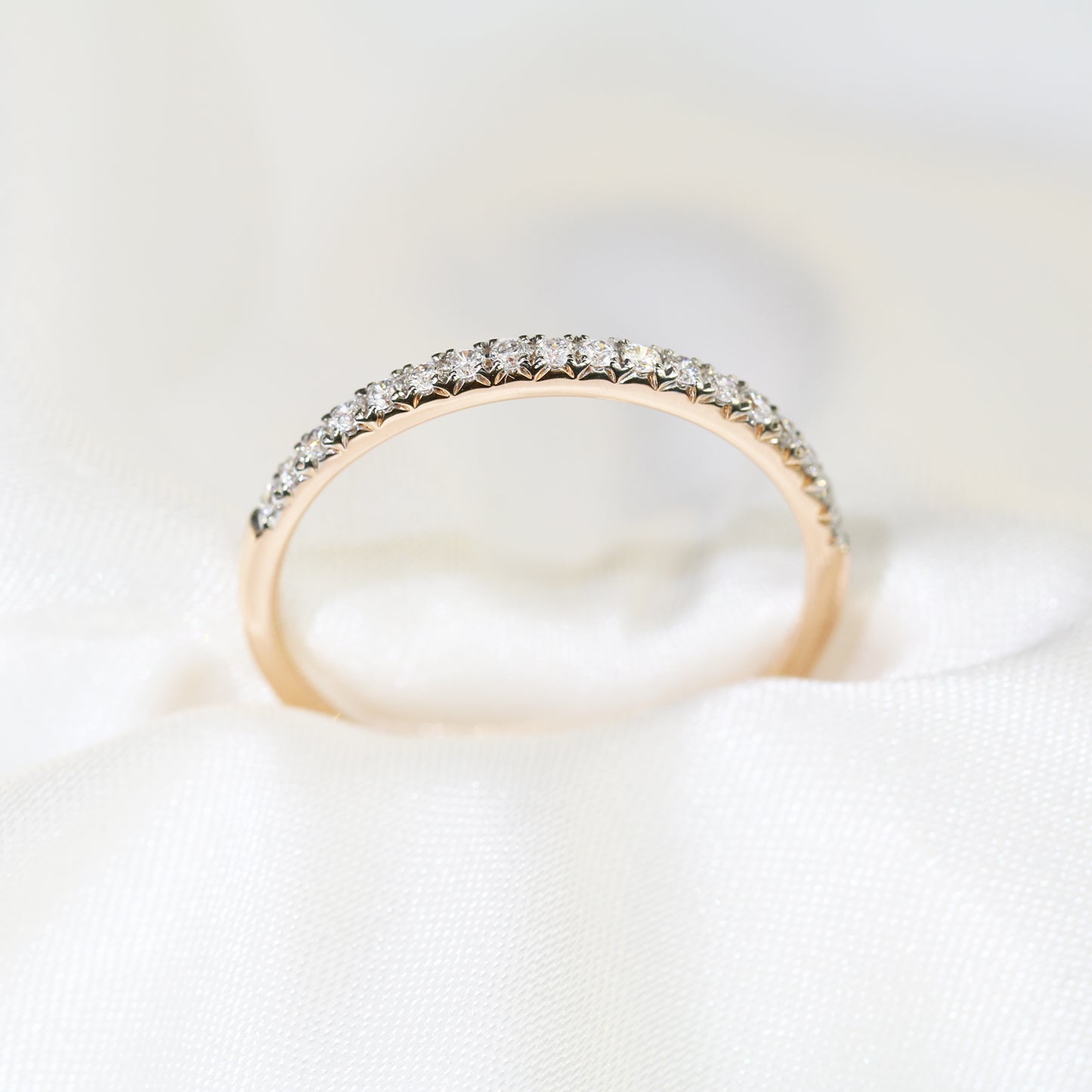 18k玫瑰金鑽石戒指側面 18k Rose Gold Eternity Diamond Ring on side view