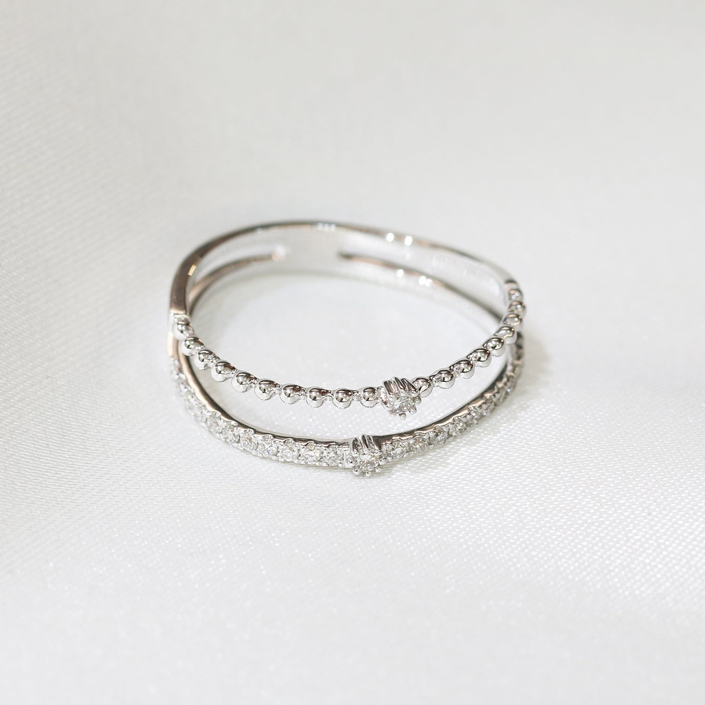 18k白金兩行鑽石排戒側面 18k White Gold 2-Row Diamond Ring on side view