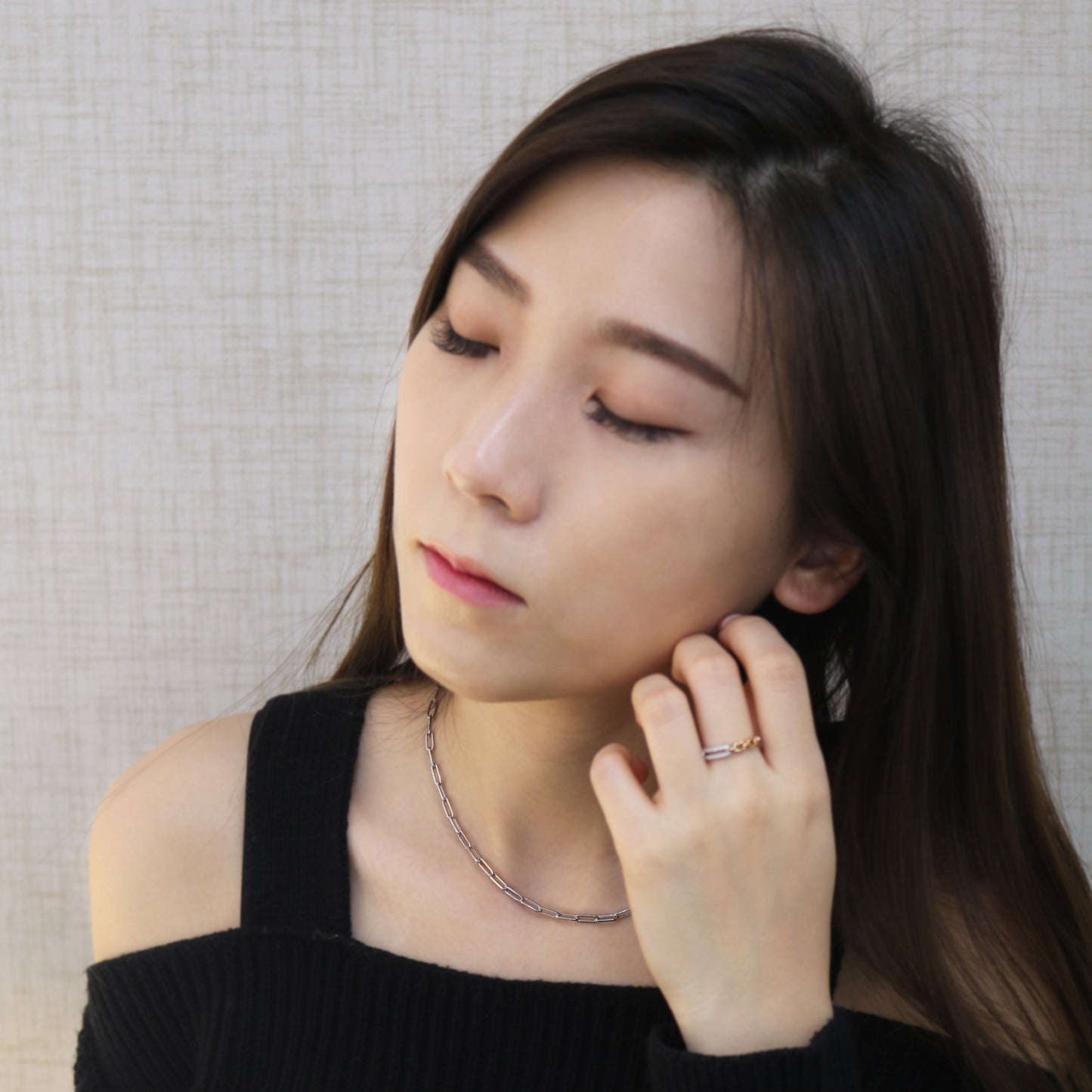 玫瑰金白金鑽石鏈條戒指在中指上 Rose Gold and White Gold Chain Diamond Ring on middle finger