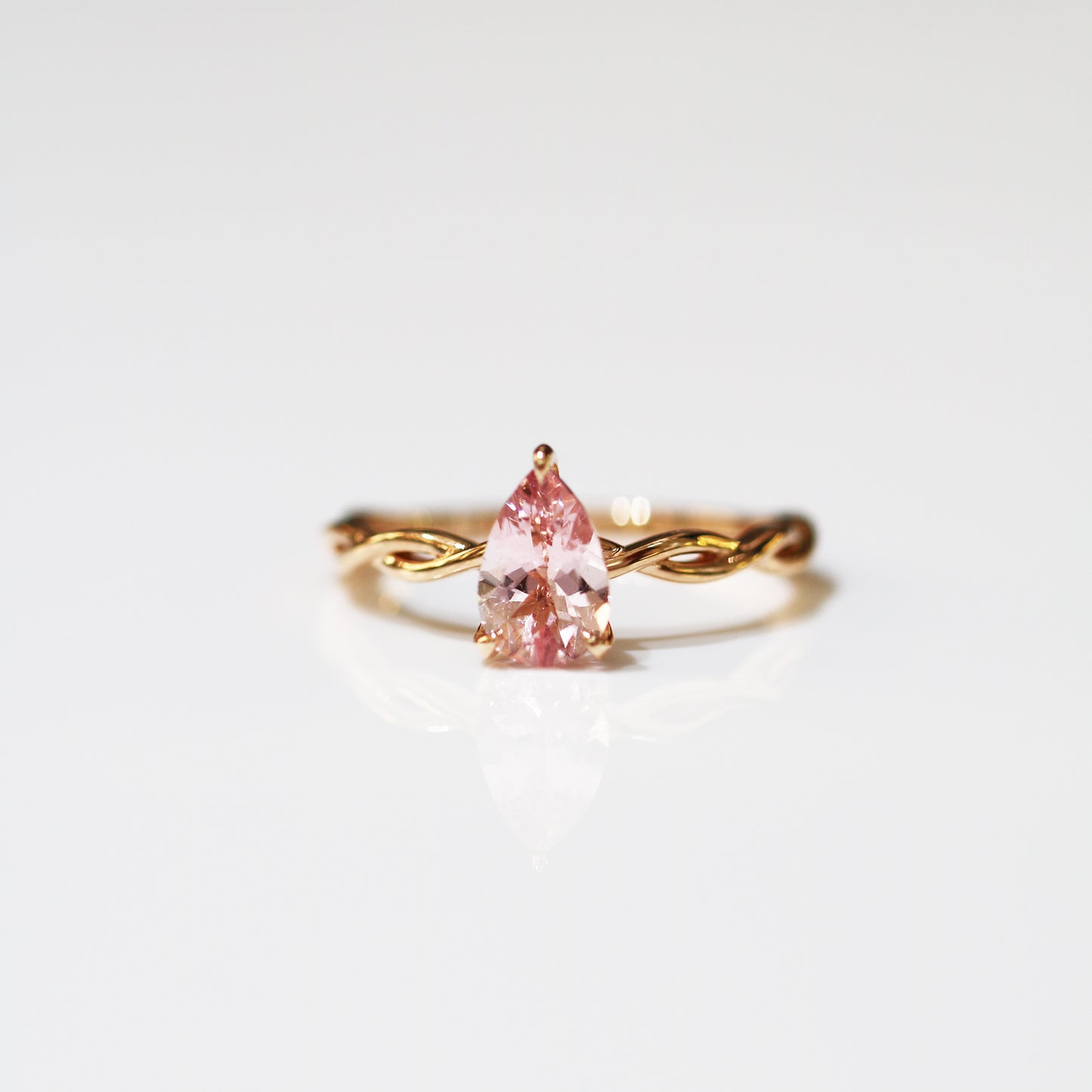 18k玫瑰金水滴形粉紅摩根石鑽石戒指側面 18k Rose Gold Pear-shaped Morganite Diamond Ring on side view