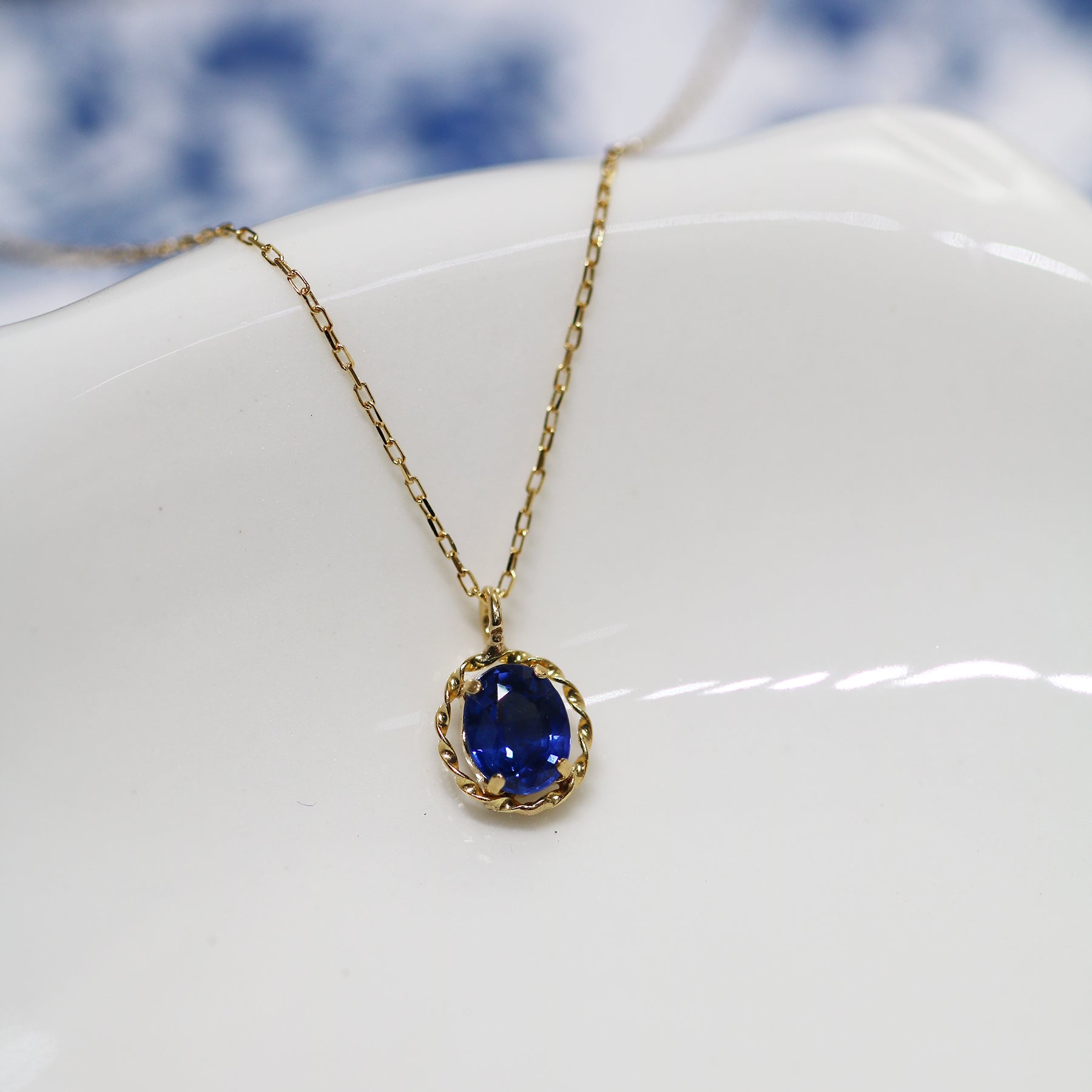 18k Yellow Gold Sapphire Necklace