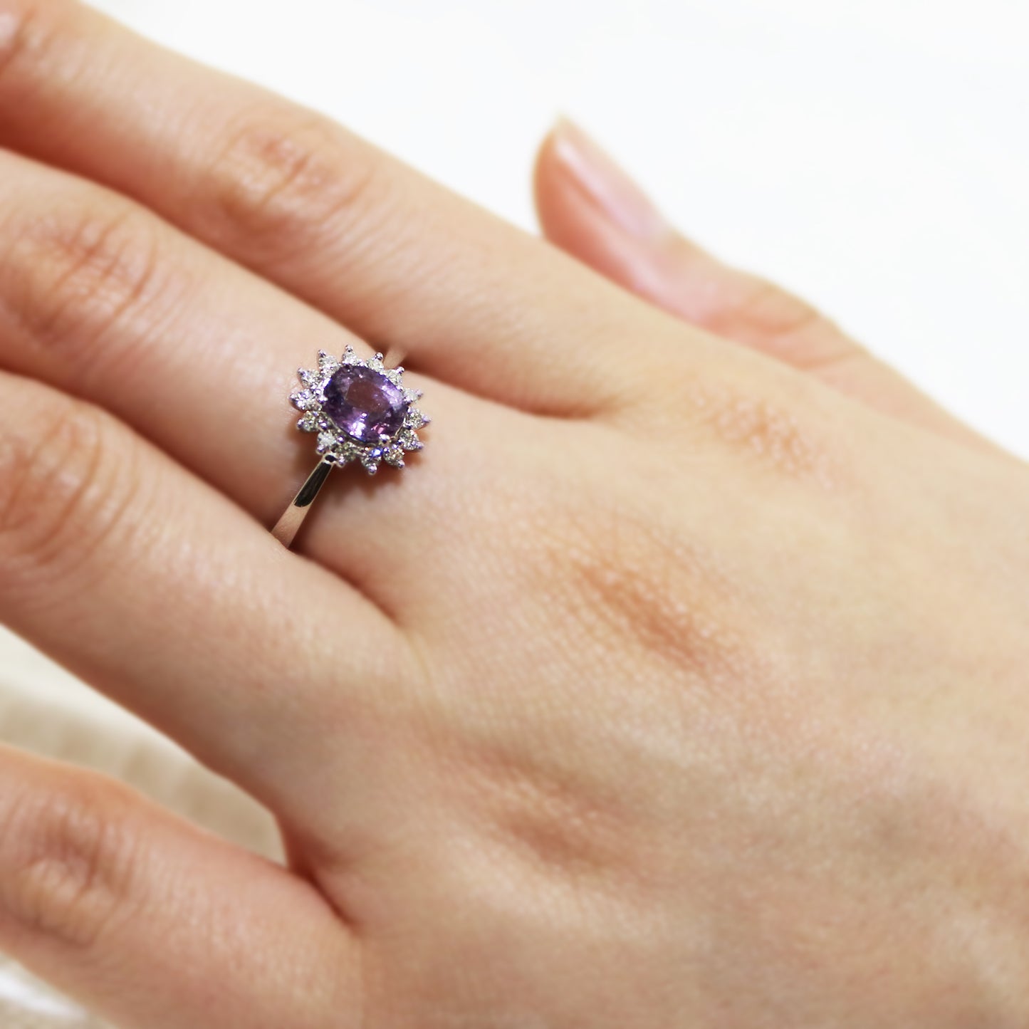 18k白金紫色藍寶石戒指在中指上 18k White Gold Purple Sapphire Ring on middle finger