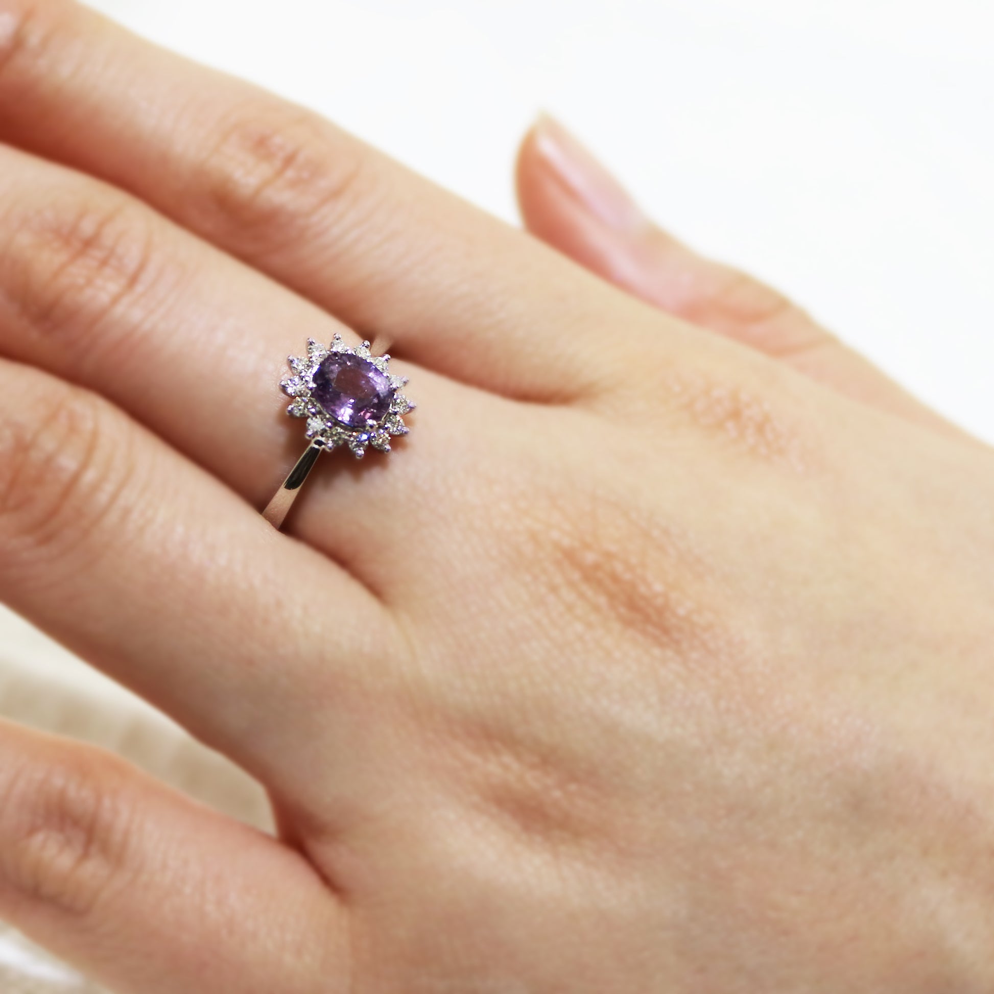 18k白金紫色藍寶石戒指在中指上 18k White Gold Purple Sapphire Ring on middle finger