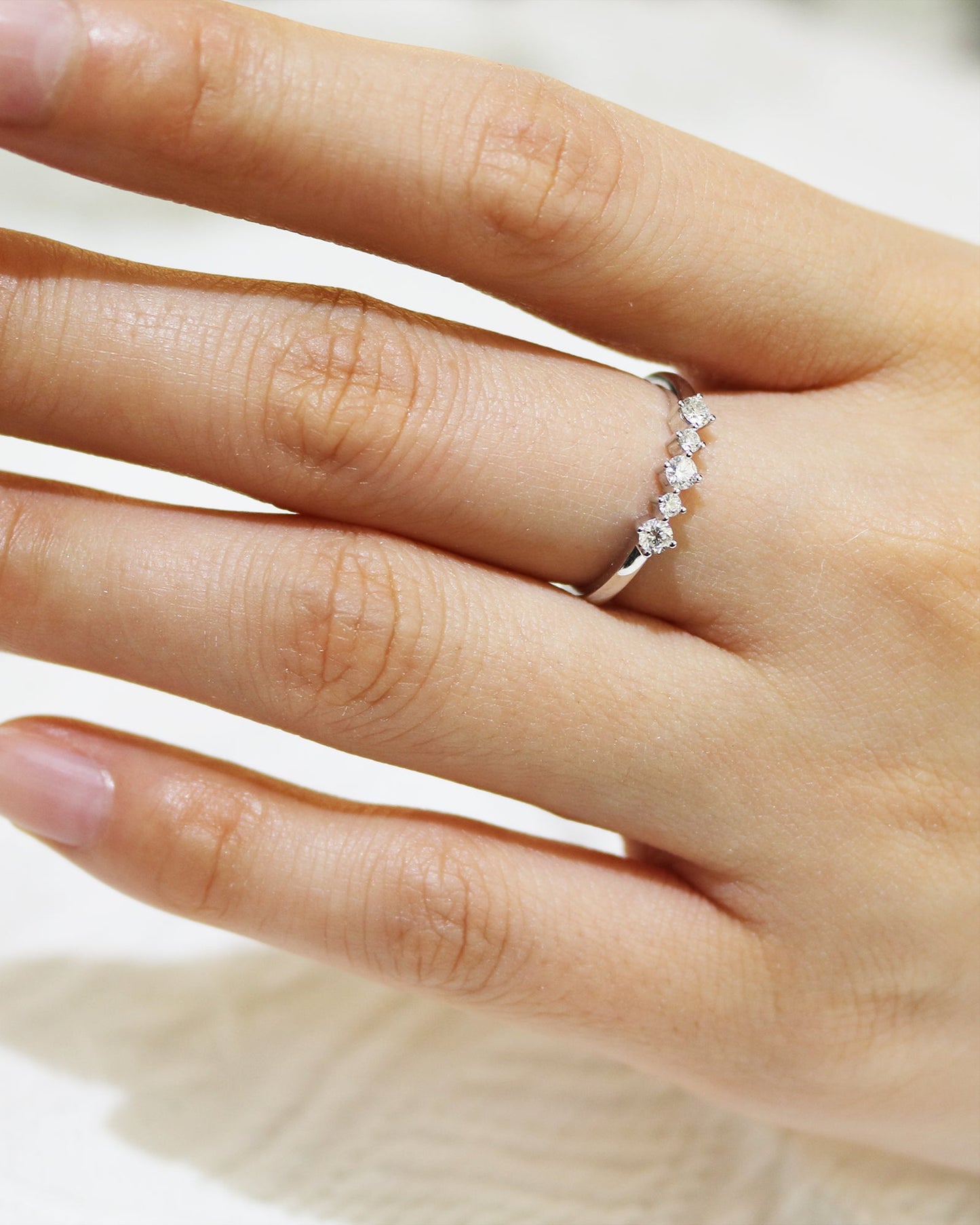 18k白金五顆鑽石排戒在中指上 18k White Gold 5-stone Diamond Ring on middle finger